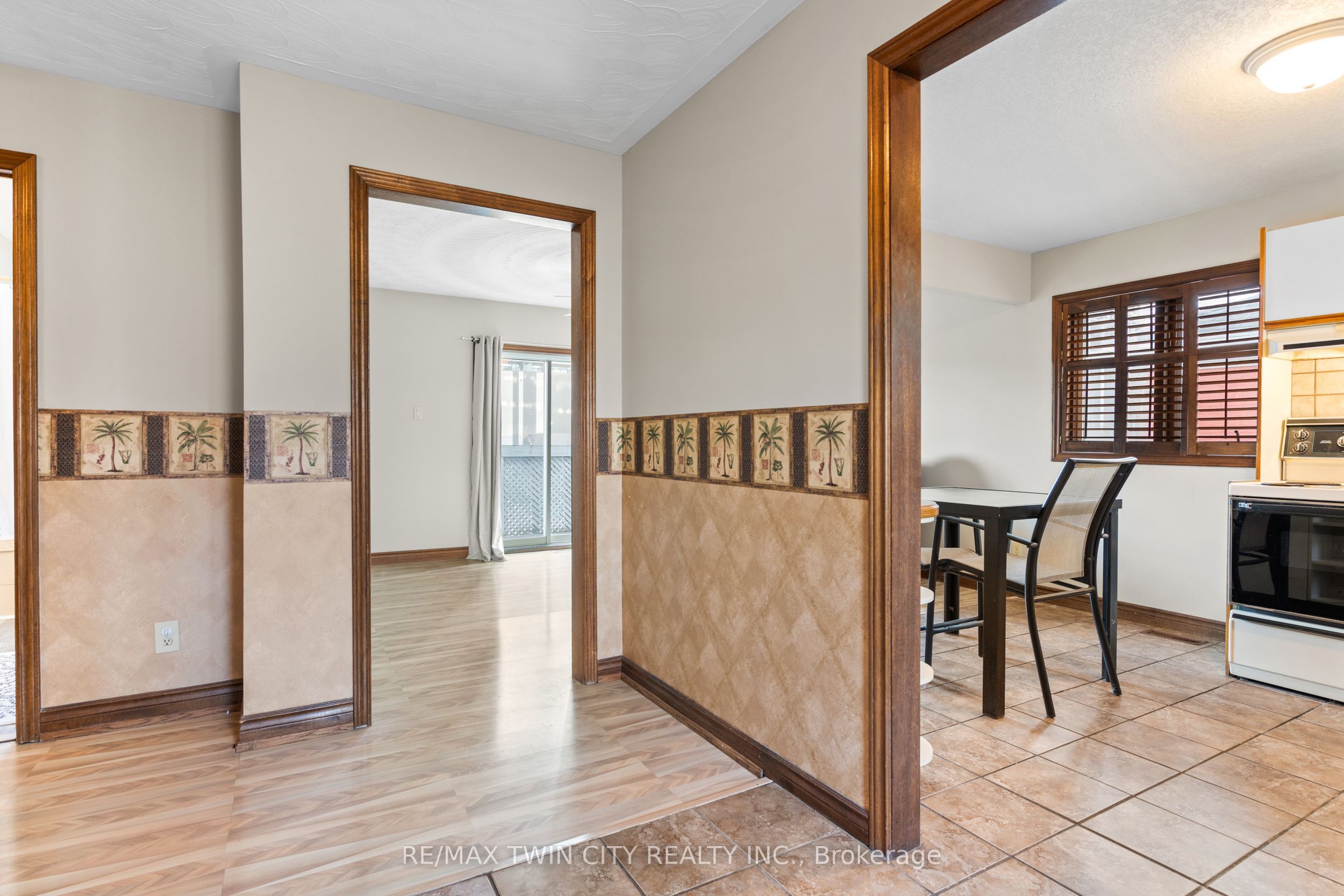 10 Glebe Street E Property Photo 22