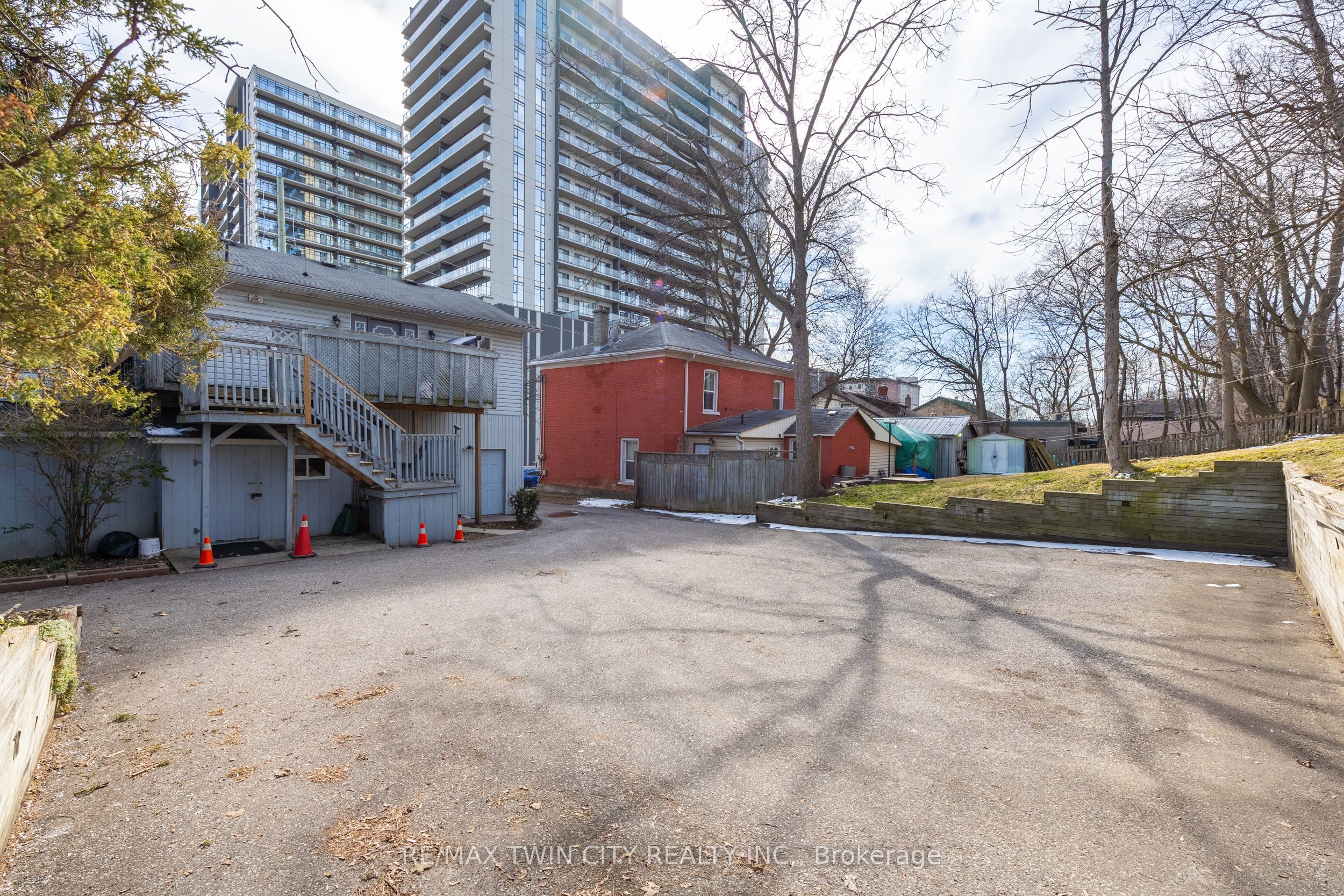 10 Glebe Street E Property Photo 35