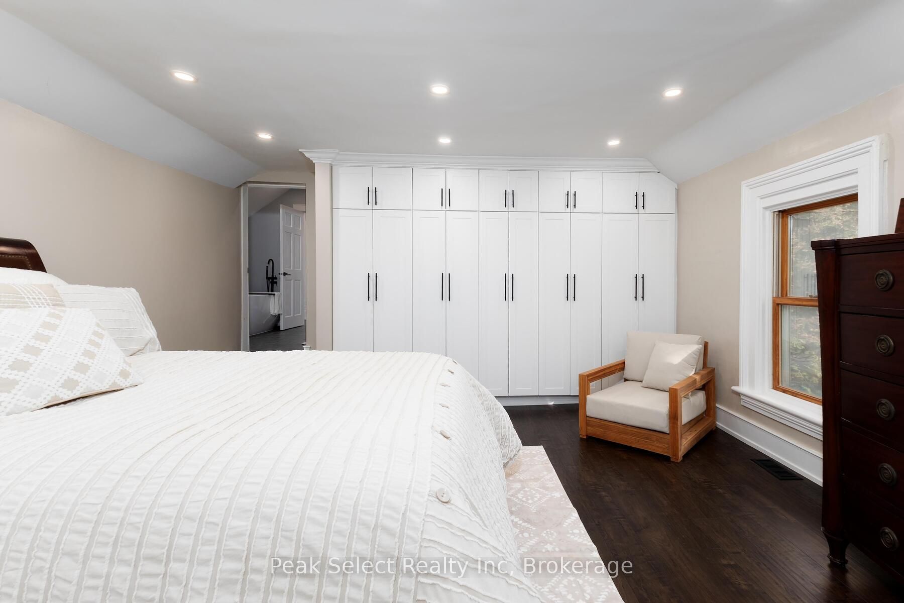 382 Queen Street E Property Photo 38