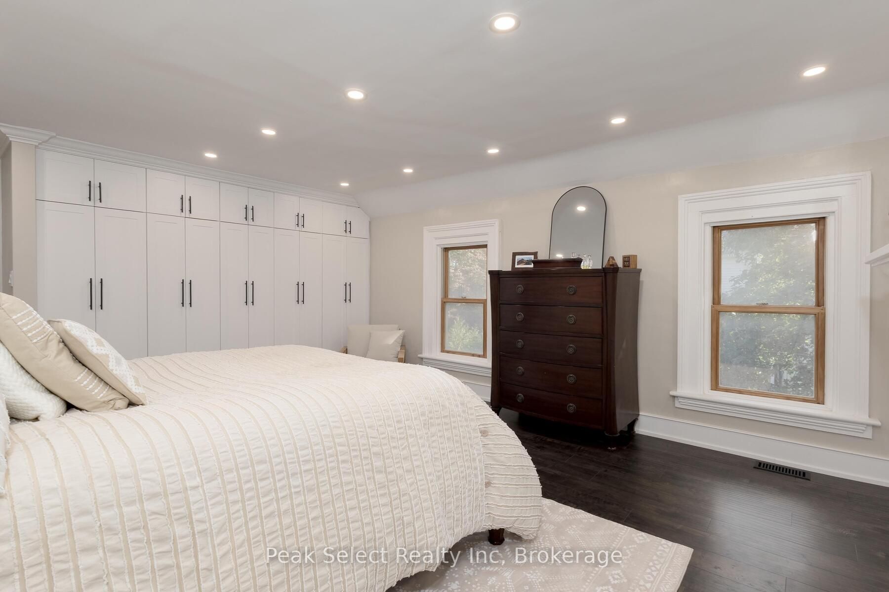 382 Queen Street E Property Photo 40