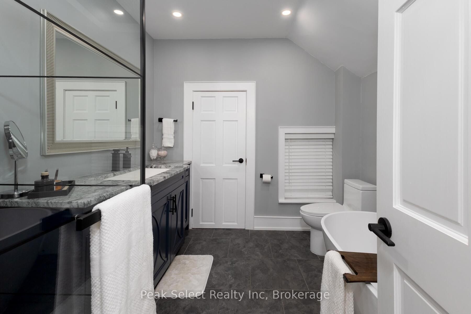 382 Queen Street E Property Photo 43