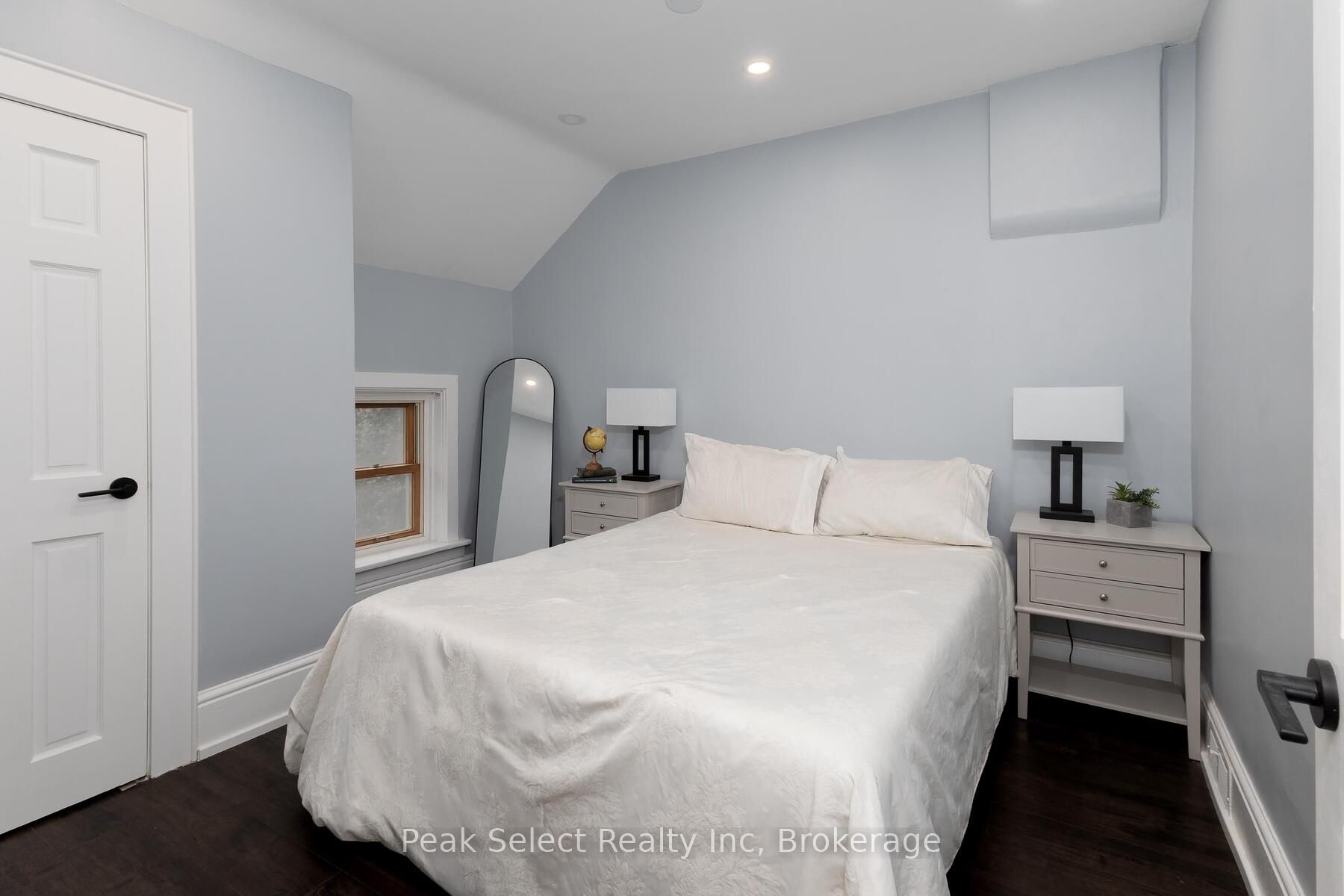 382 Queen Street E Property Photo 44