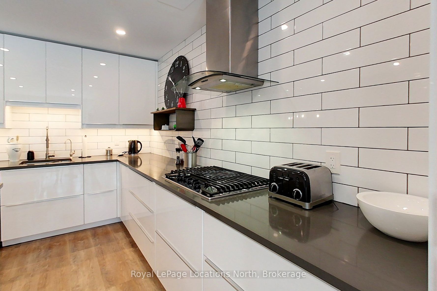 139 Lakeshore Road E 6 Property Photo 8