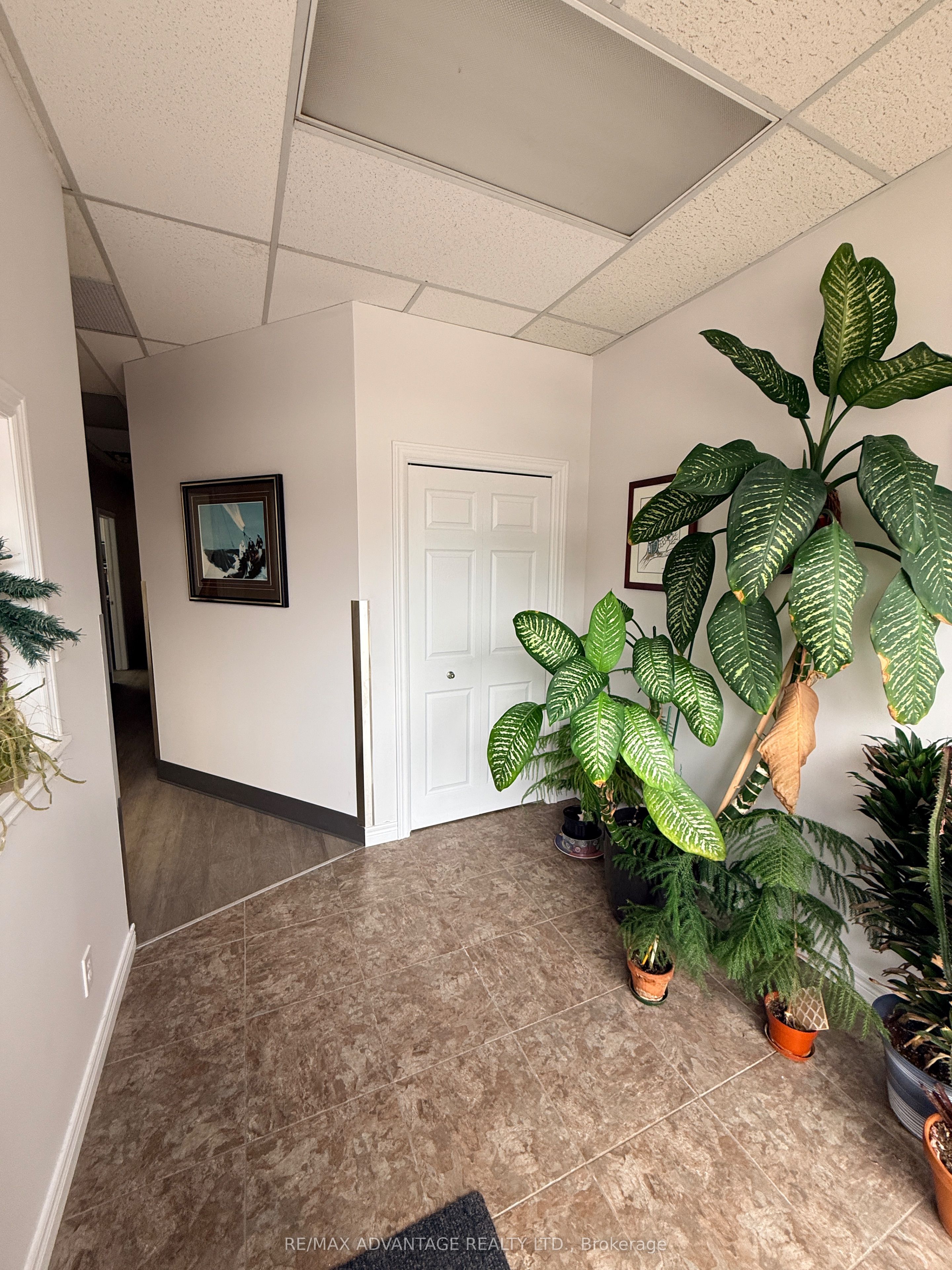 25 Baseline Road W Main Floor Property Photo 2