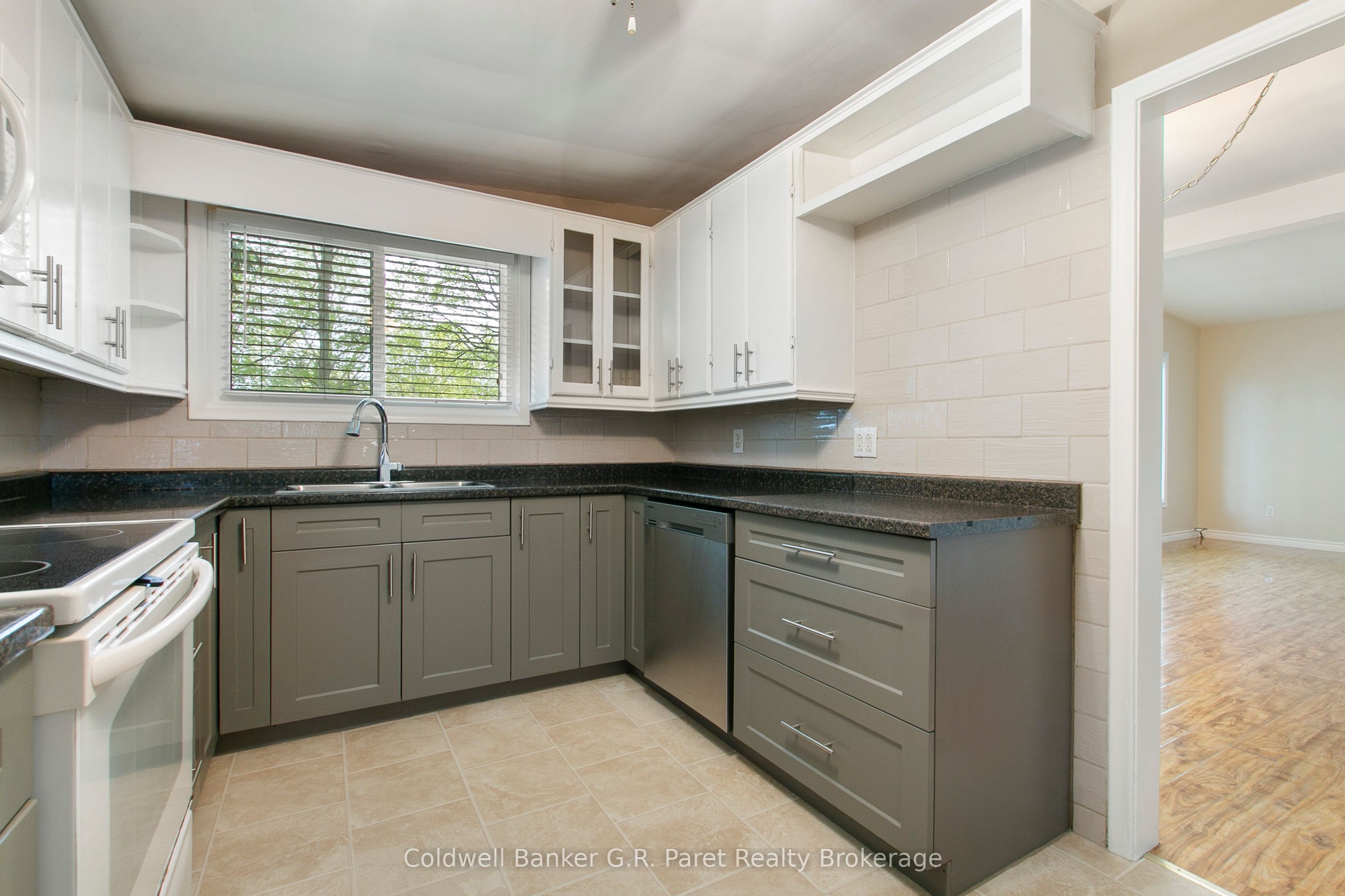 105 Queen Street Property Photo 6