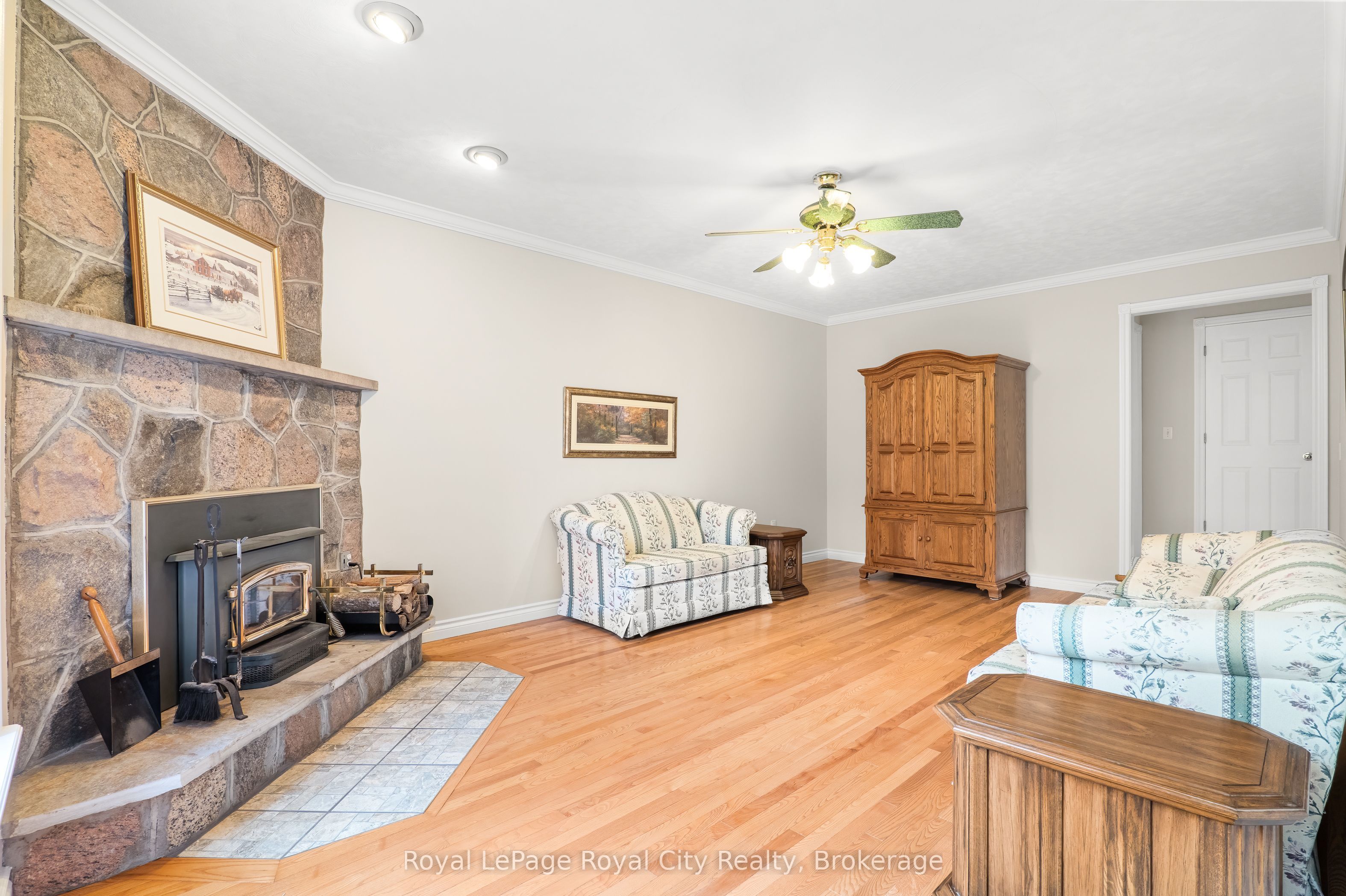 5445 5th Line Property Photo 8