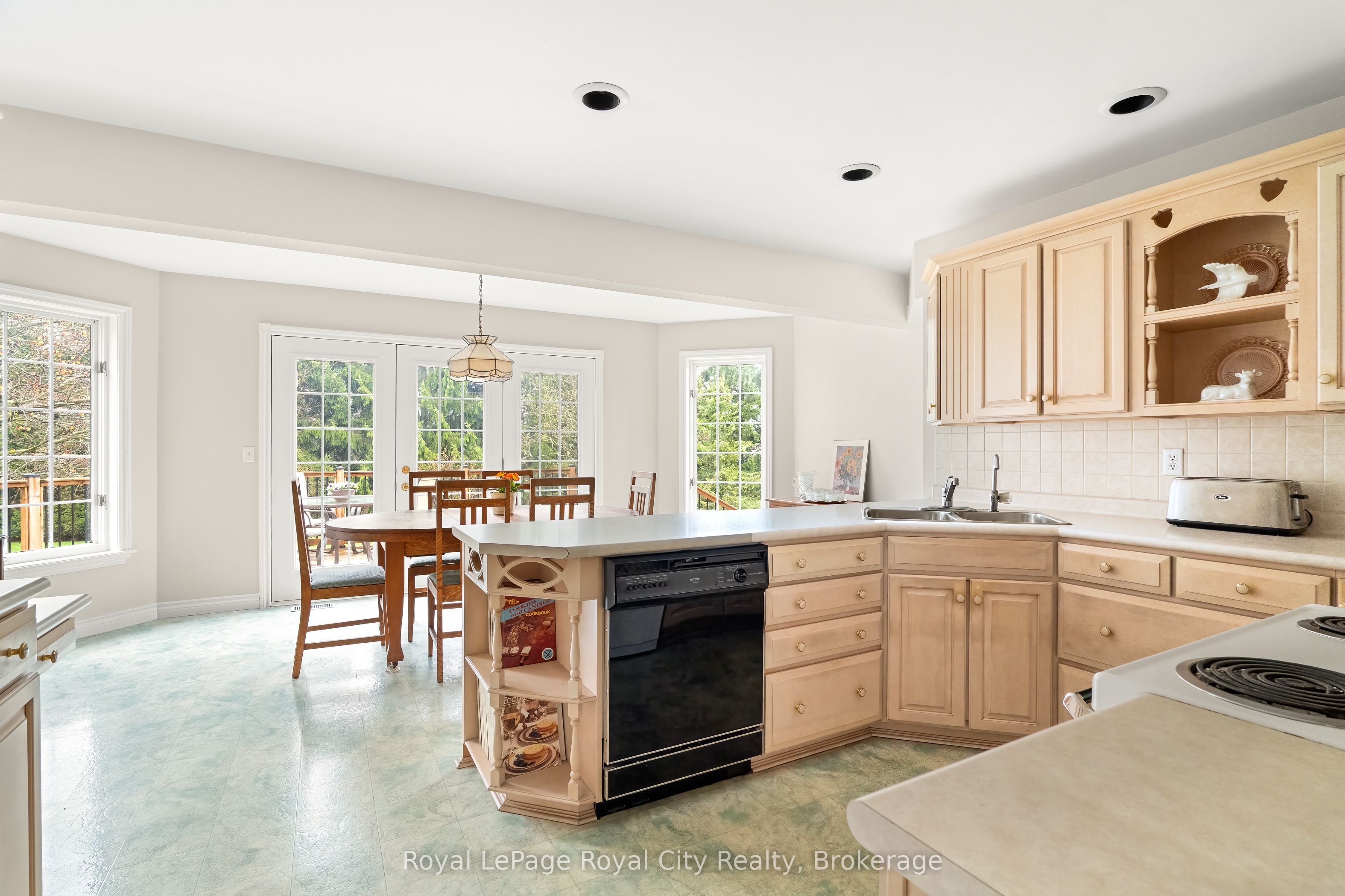 5445 5th Line Property Photo 12