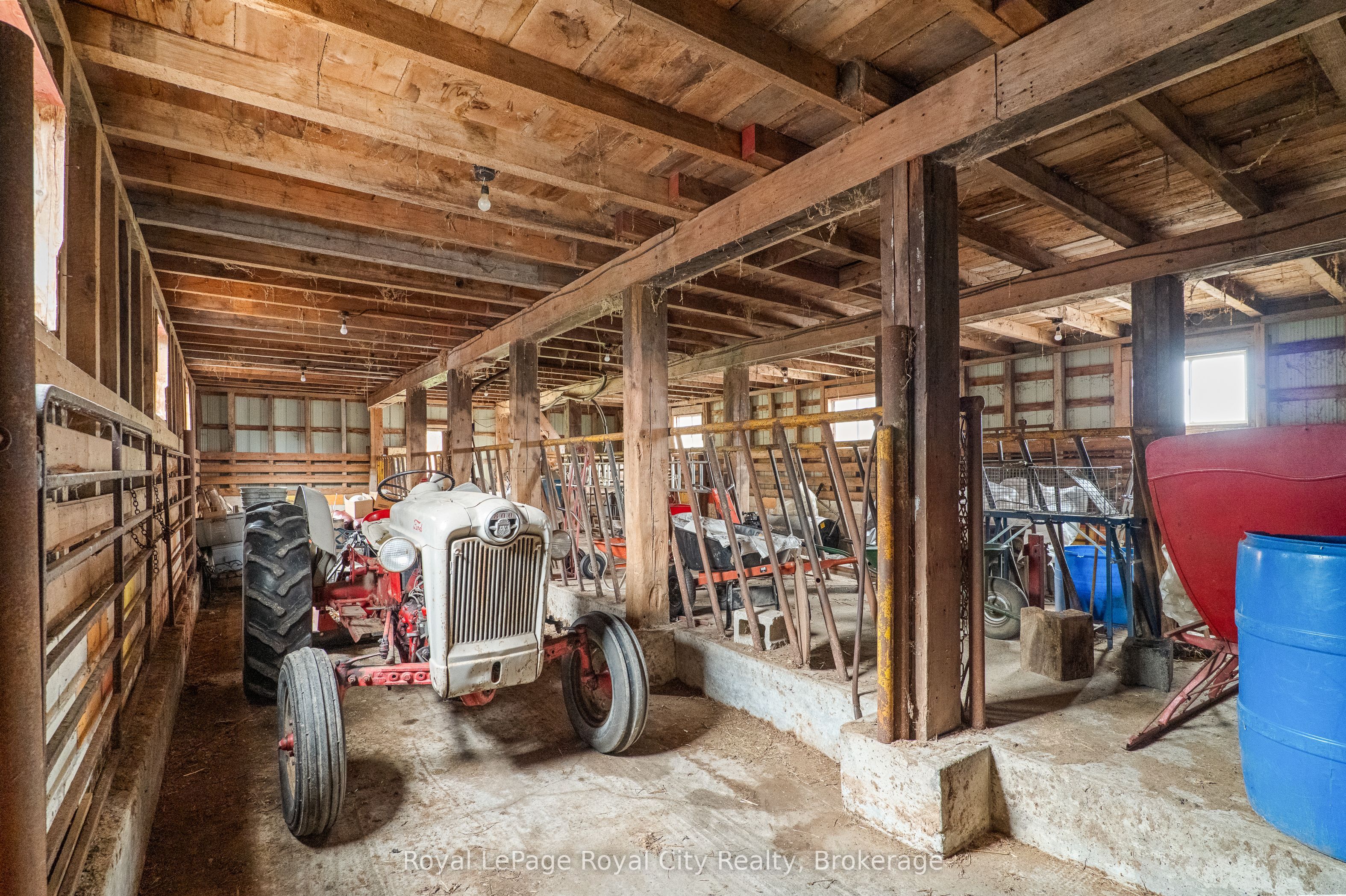 5445 5th Line Property Photo 33
