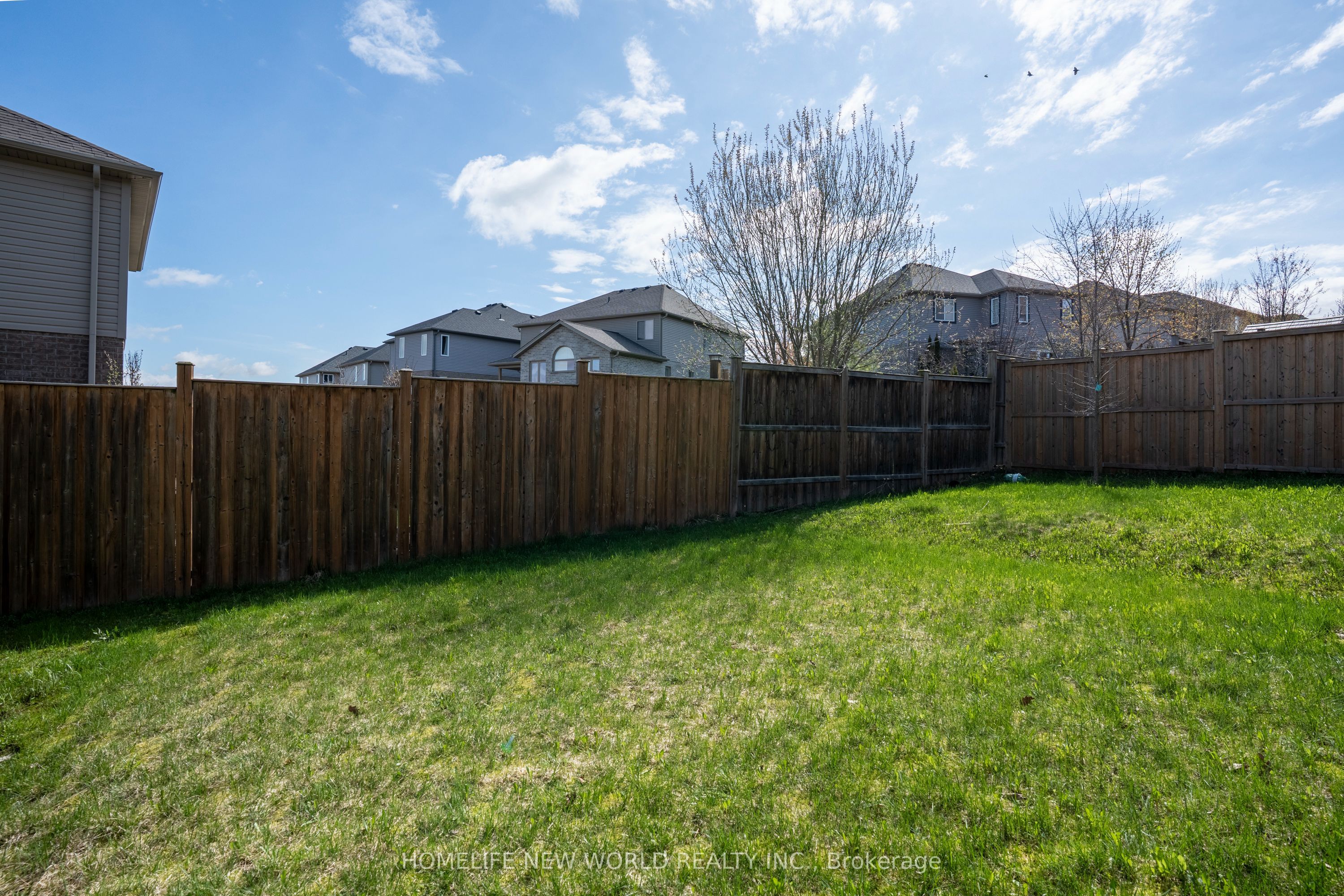 452 Avens Street Property Photo 23