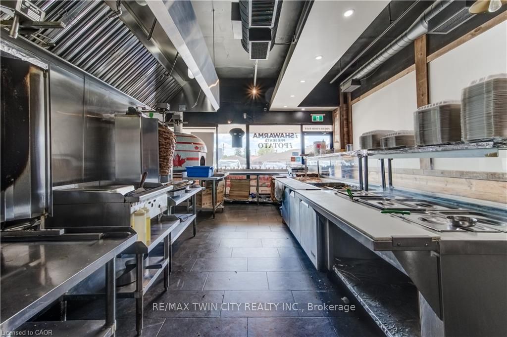 170 University Avenue Property Photo 12