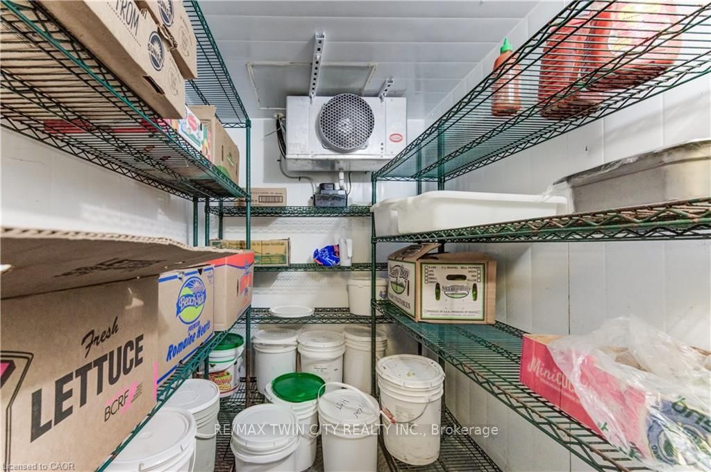 170 University Avenue Property Photo 31