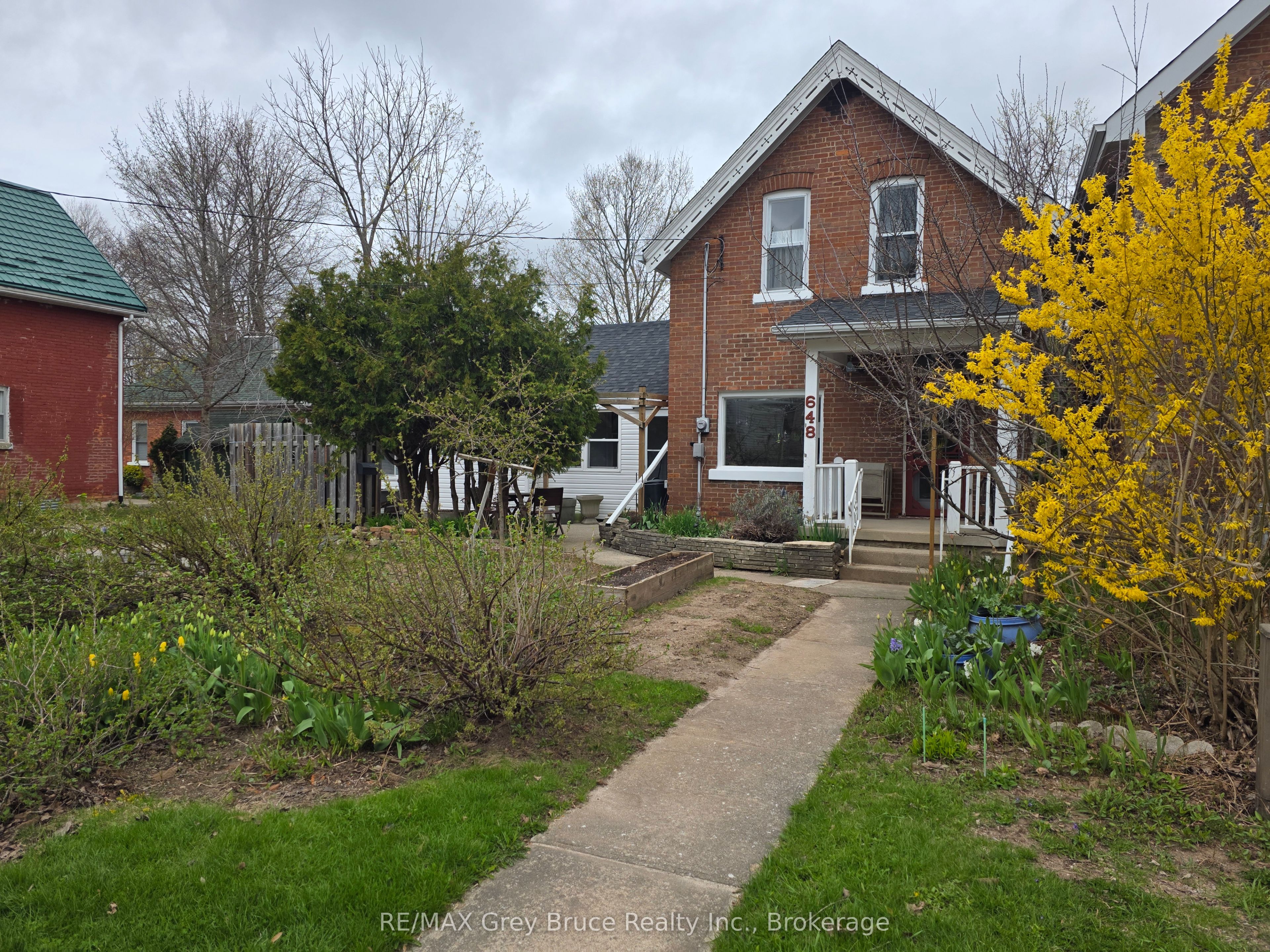 648 9th Street E Property Photo 1