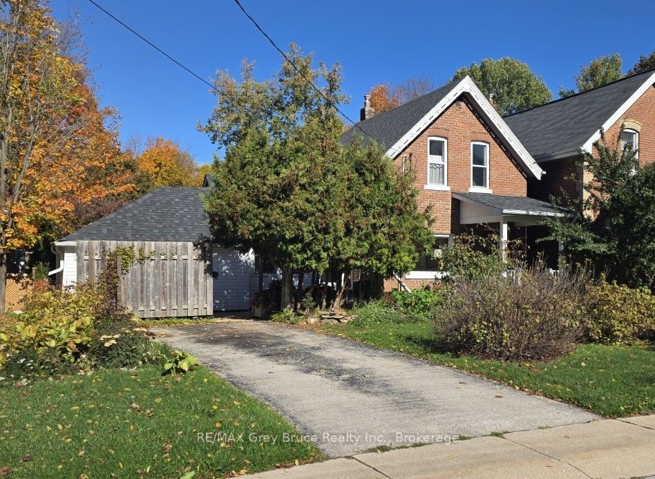 648 9th Street E Property Photo 1