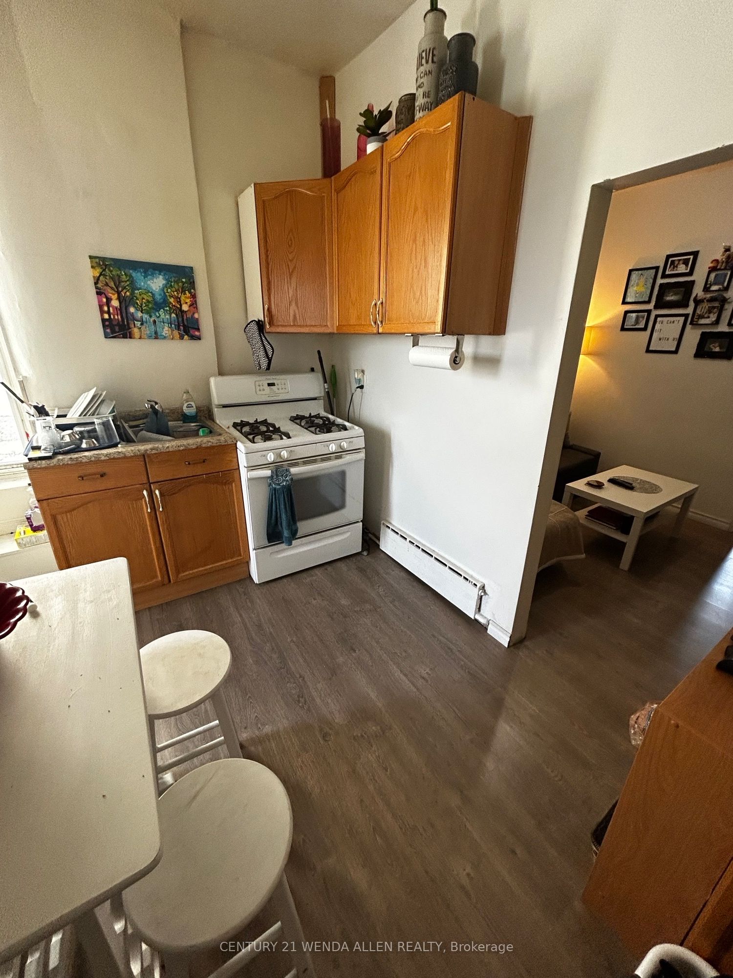 11 Queen Street E Property Photo 6