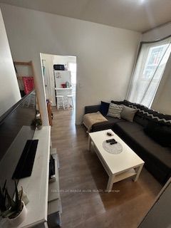 11 Queen Street E Property Photo 7