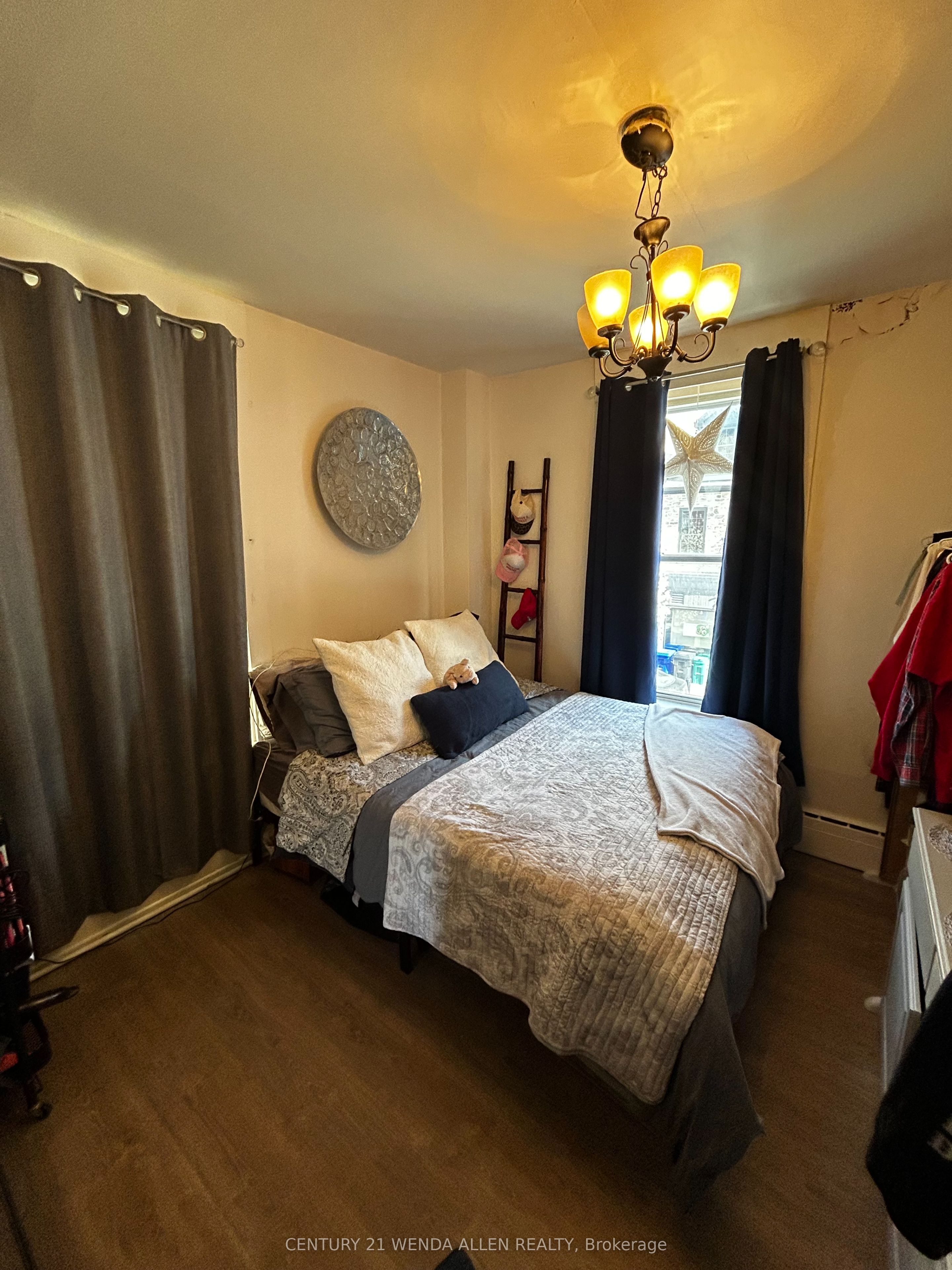11 Queen Street E Property Photo 8