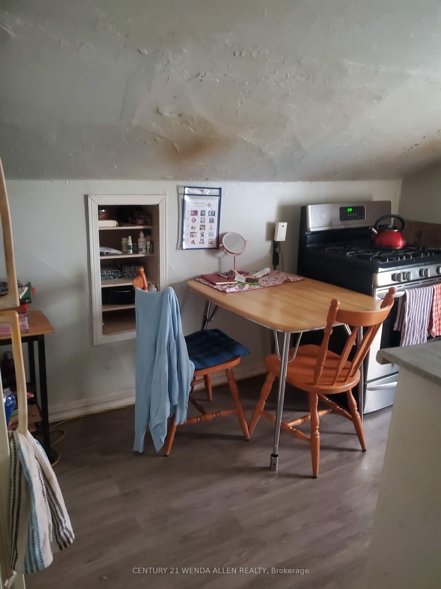 11 Queen Street E Property Photo 13