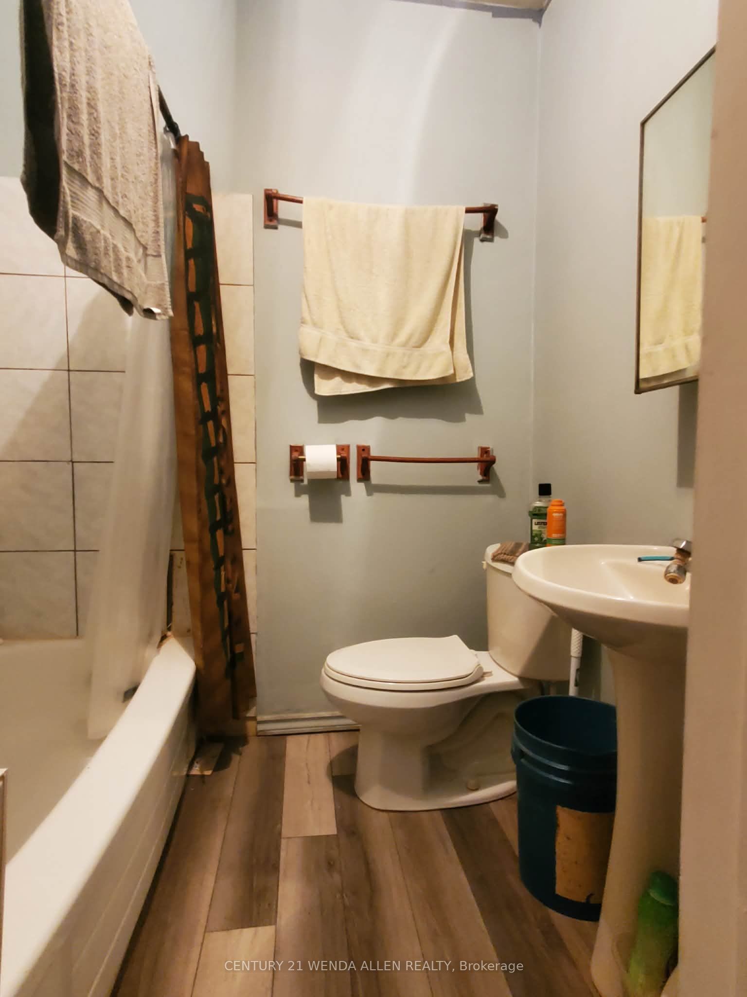 11 Queen Street E Property Photo 14