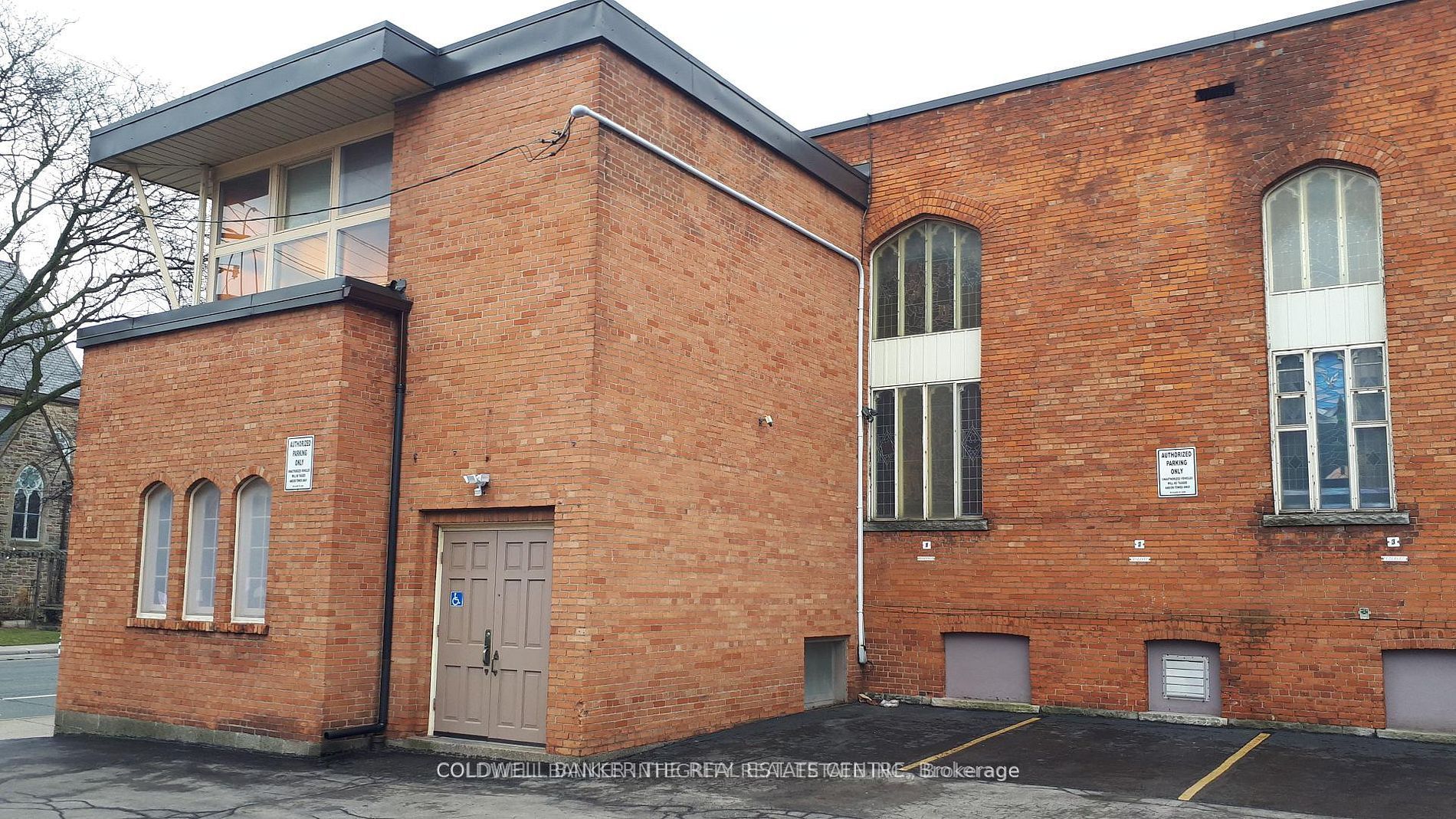 18 Victoria Avenue S Property Photo 2