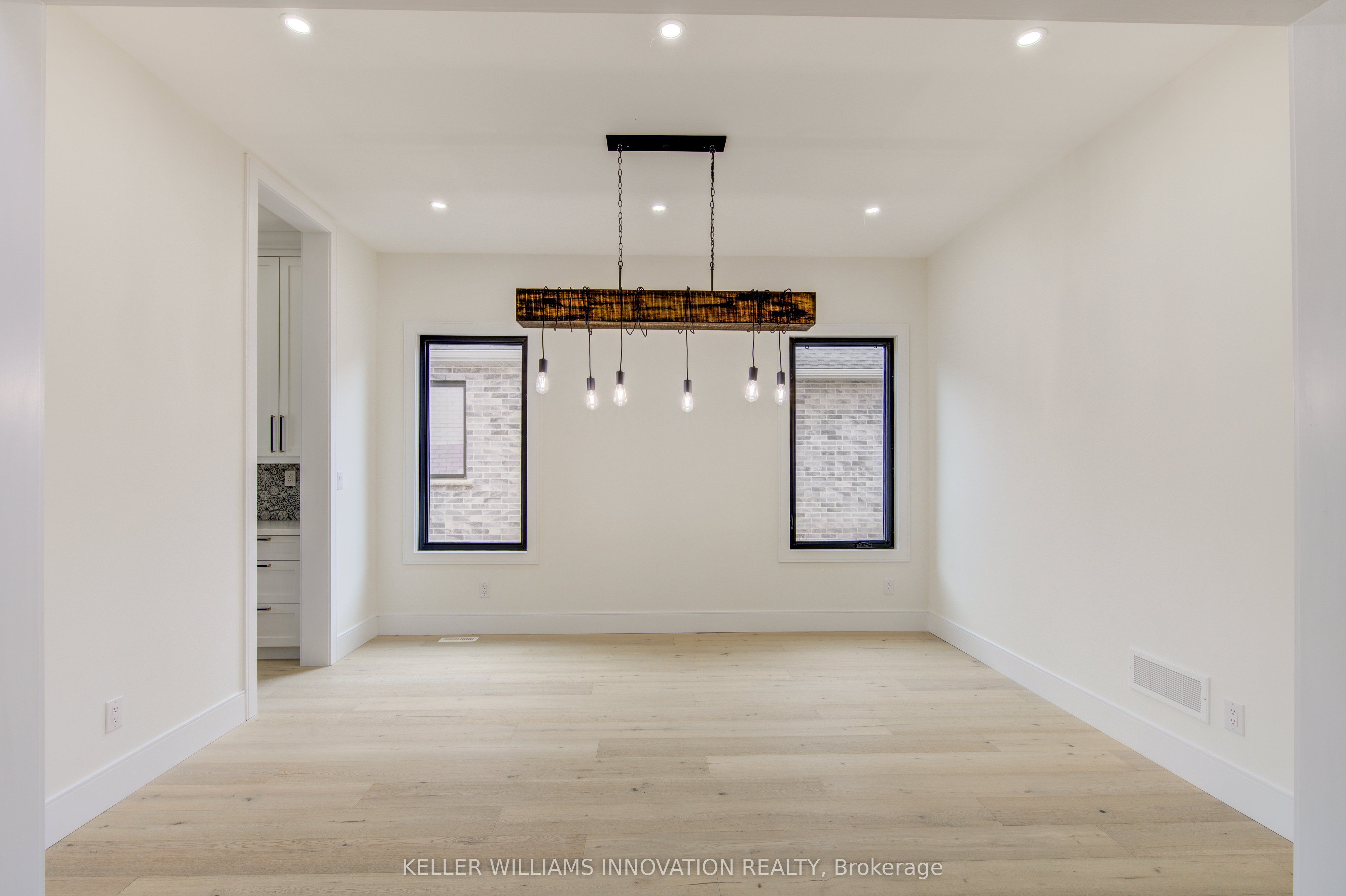 8 Edgeview Crescent W Property Photo 6