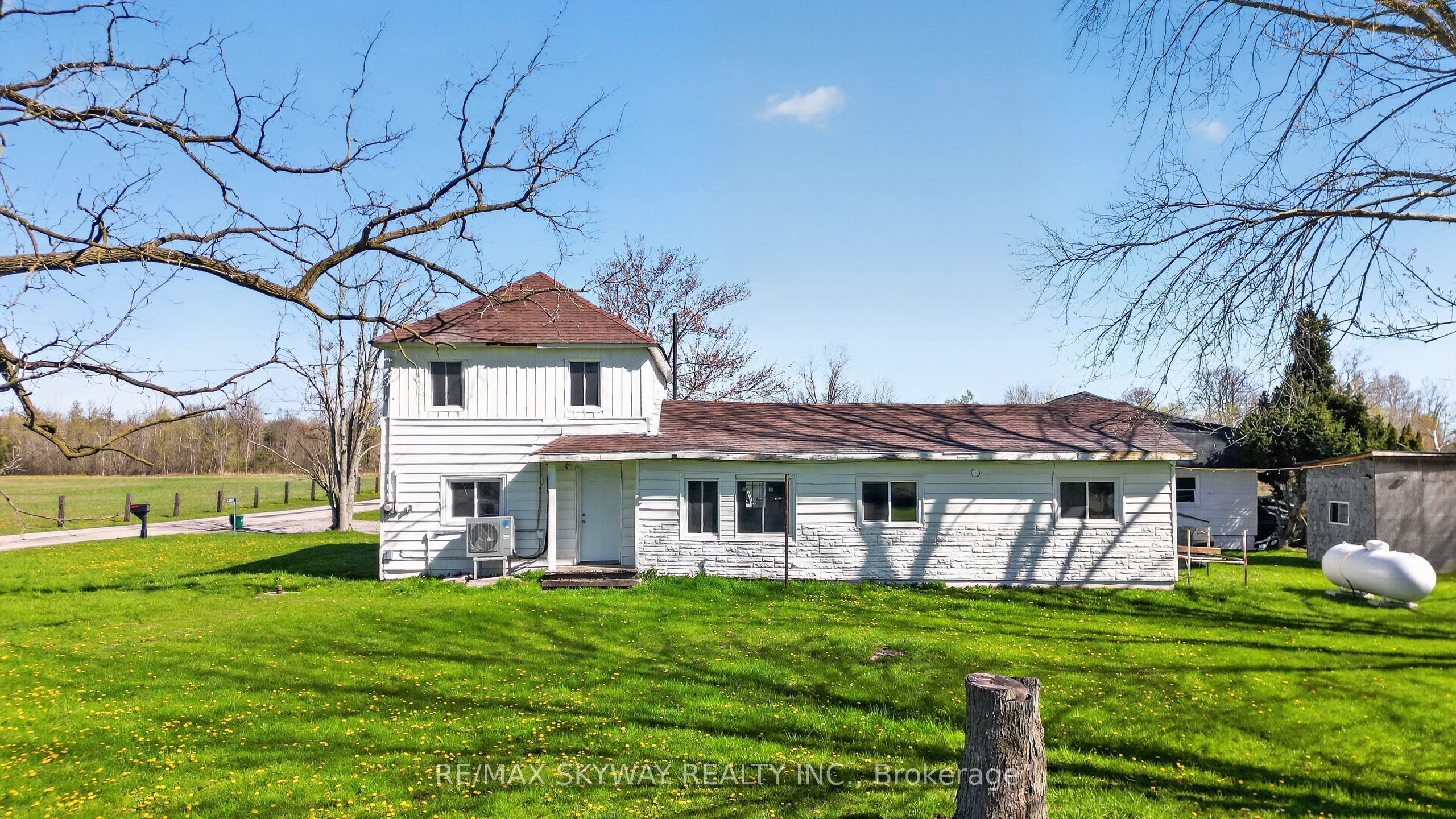53263 Winger Road E Property Photo 5
