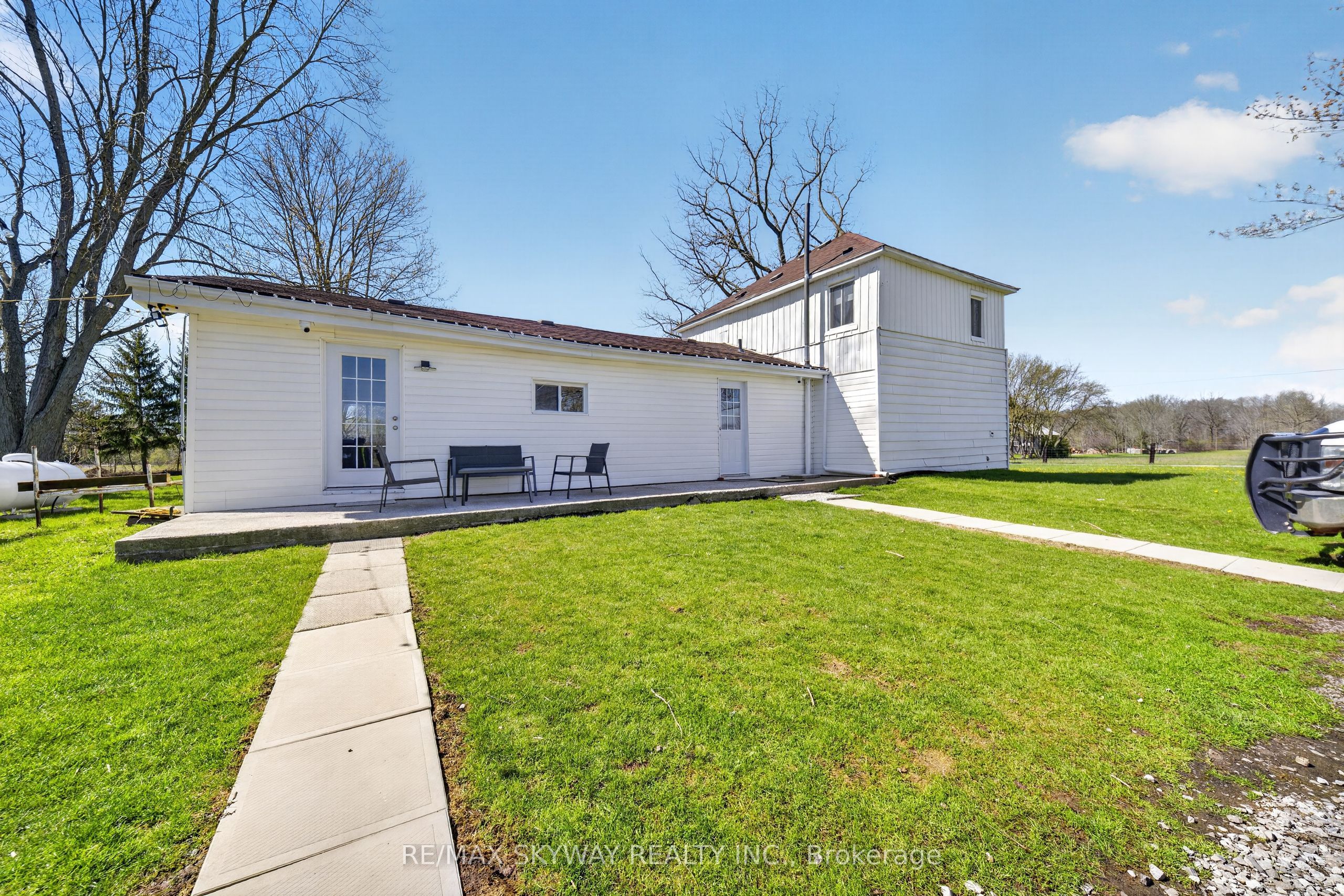53263 Winger Road E Property Photo 8