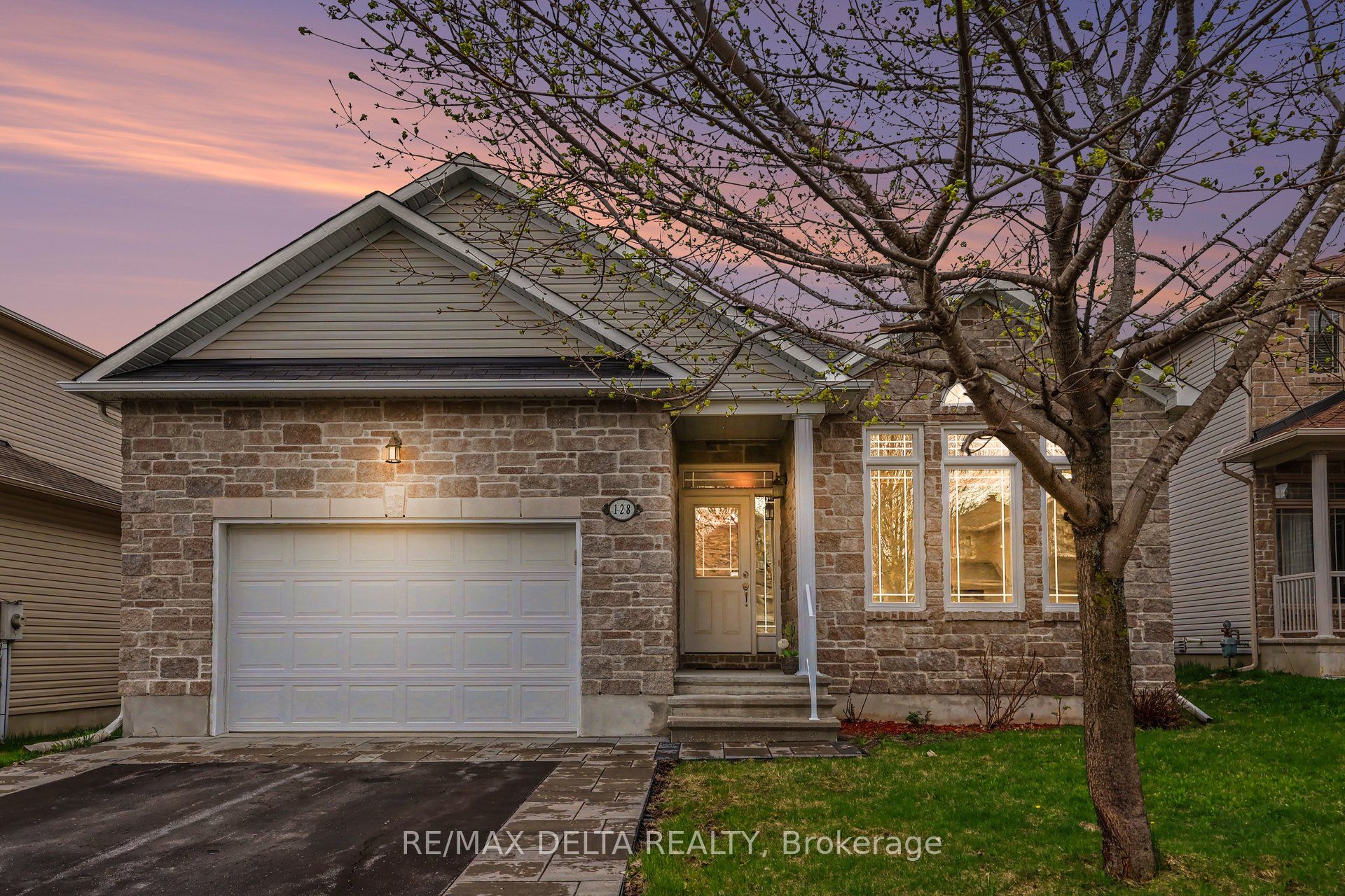 128 Topaze Crescent Property Photo 1