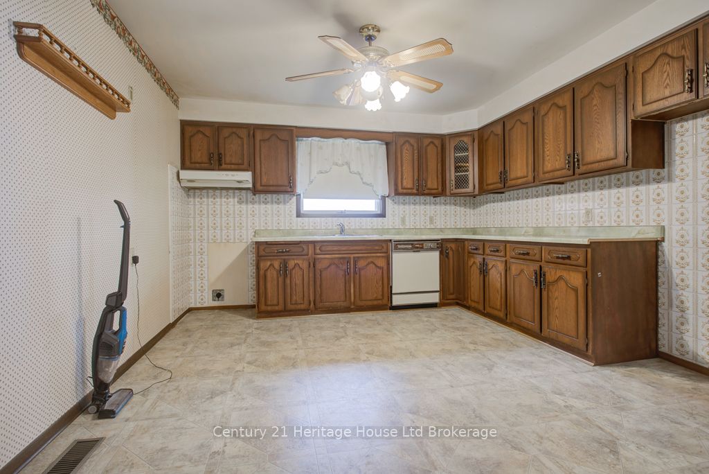165 Park Row Property Photo 8