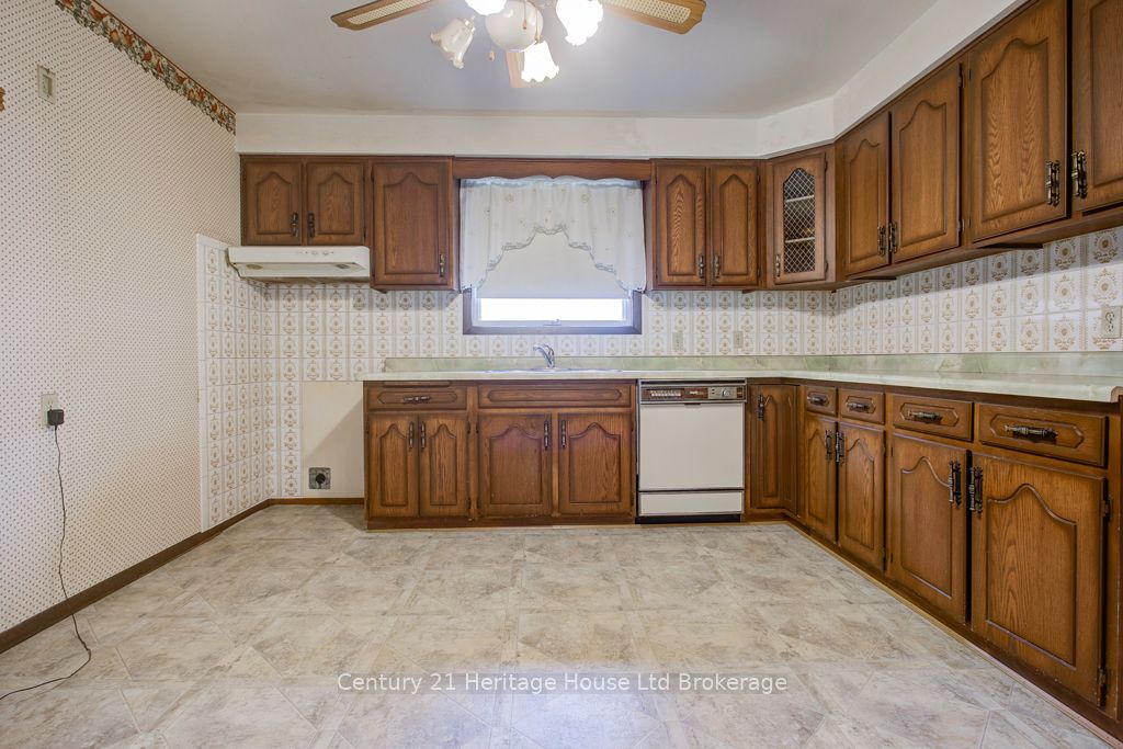 165 Park Row Property Photo 9