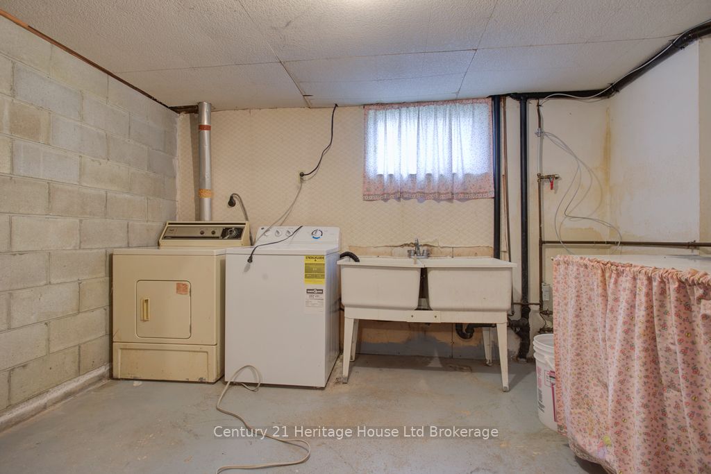165 Park Row Property Photo 22