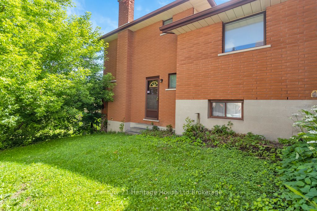 165 Park Row Property Photo 28