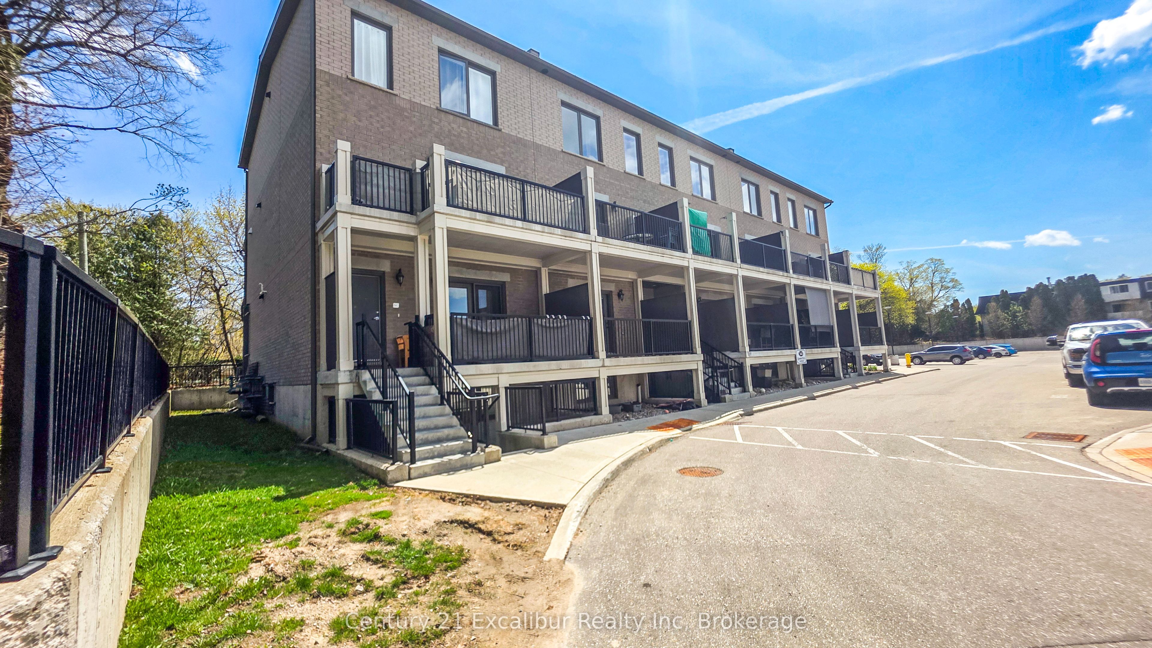 360 Queen Street E 4B