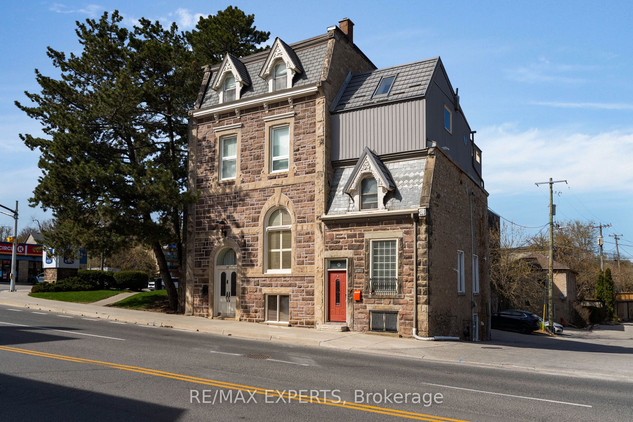 130 St David Street S Property Photo 3