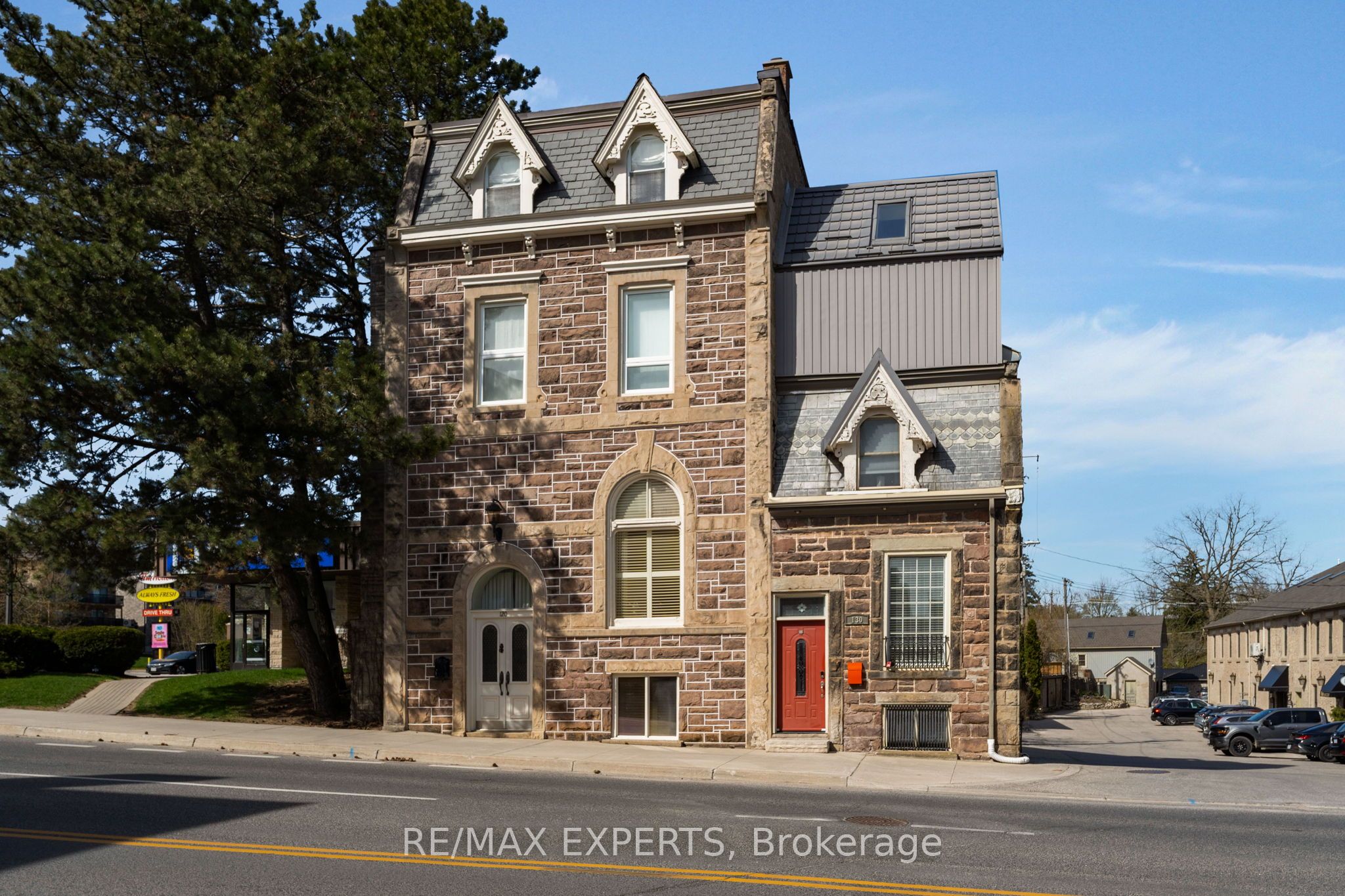 130 St David Street S Property Photo 4