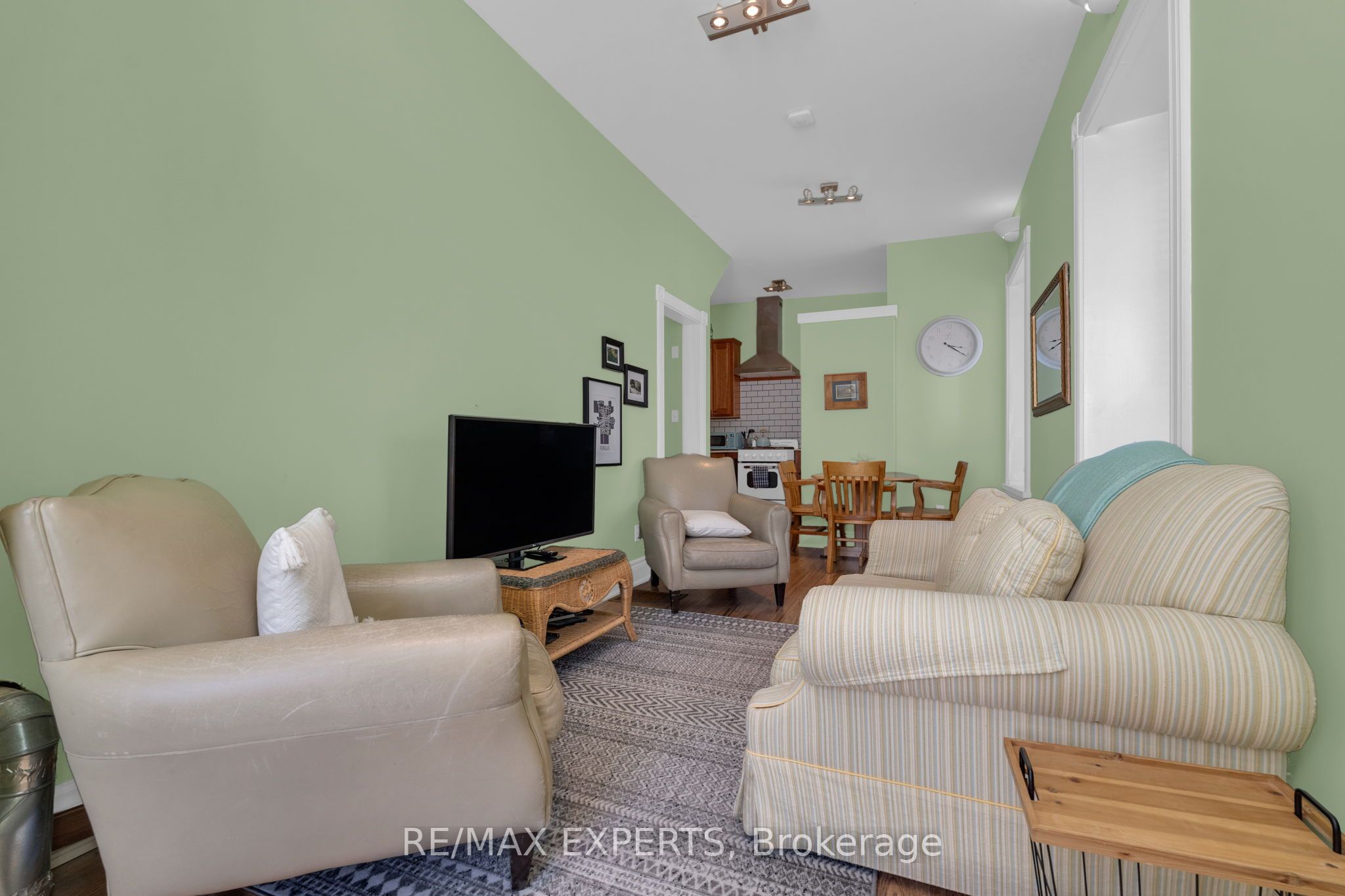 130 St David Street S Property Photo 8