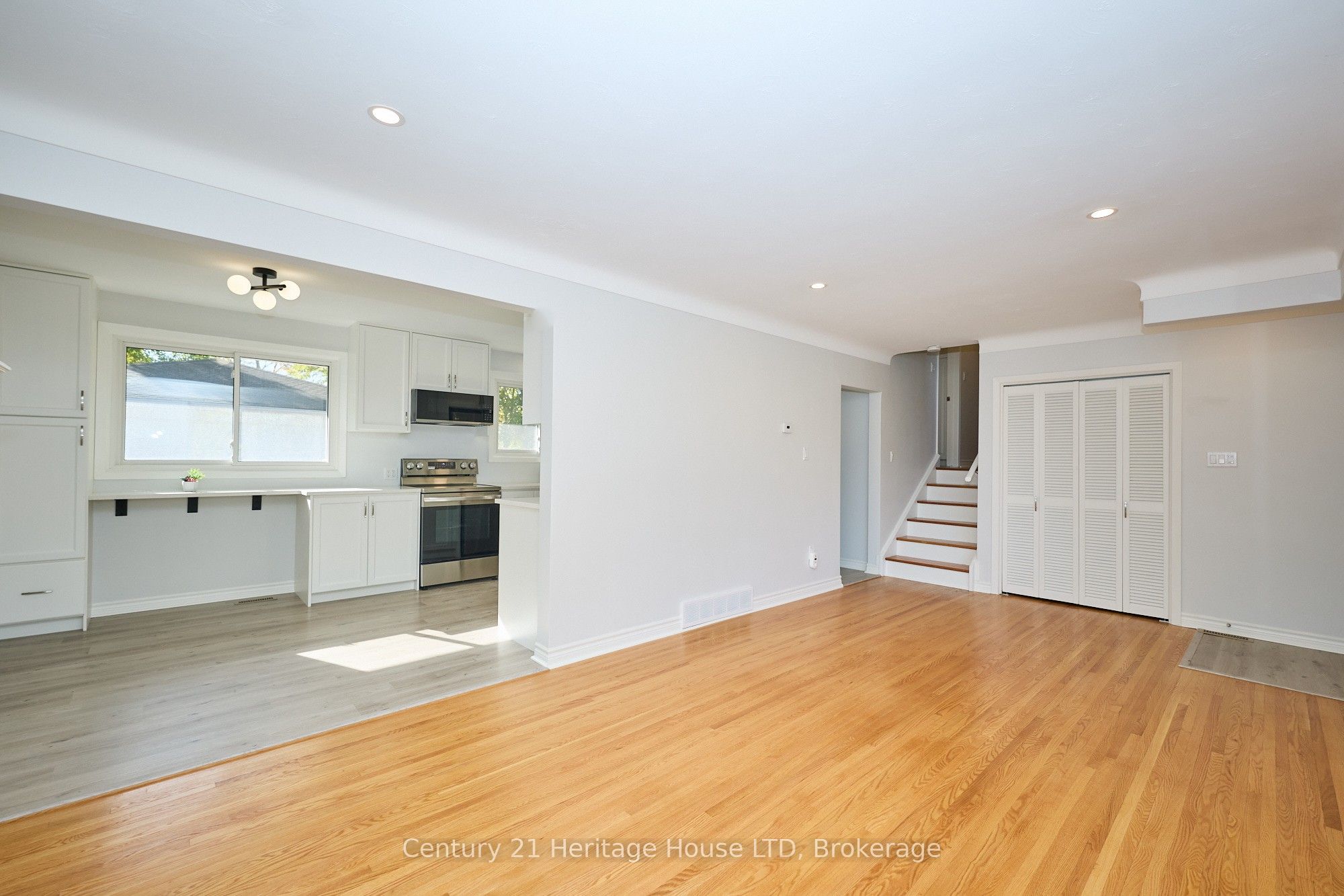 148 Champlain Drive Property Photo 6