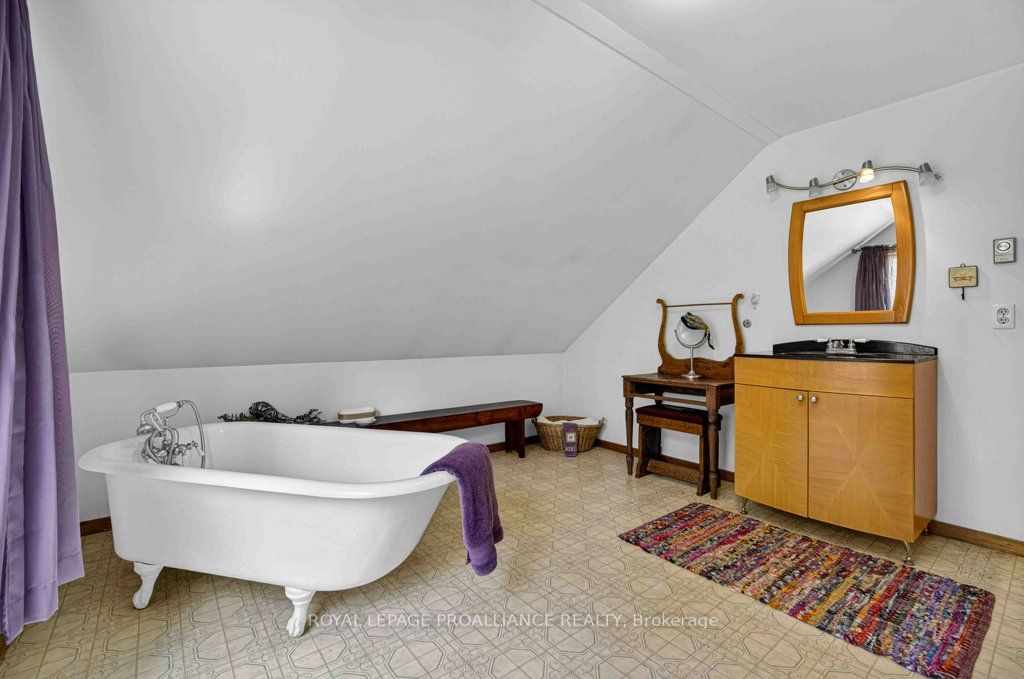 2406 Northeys Bay Road Property Photo 27