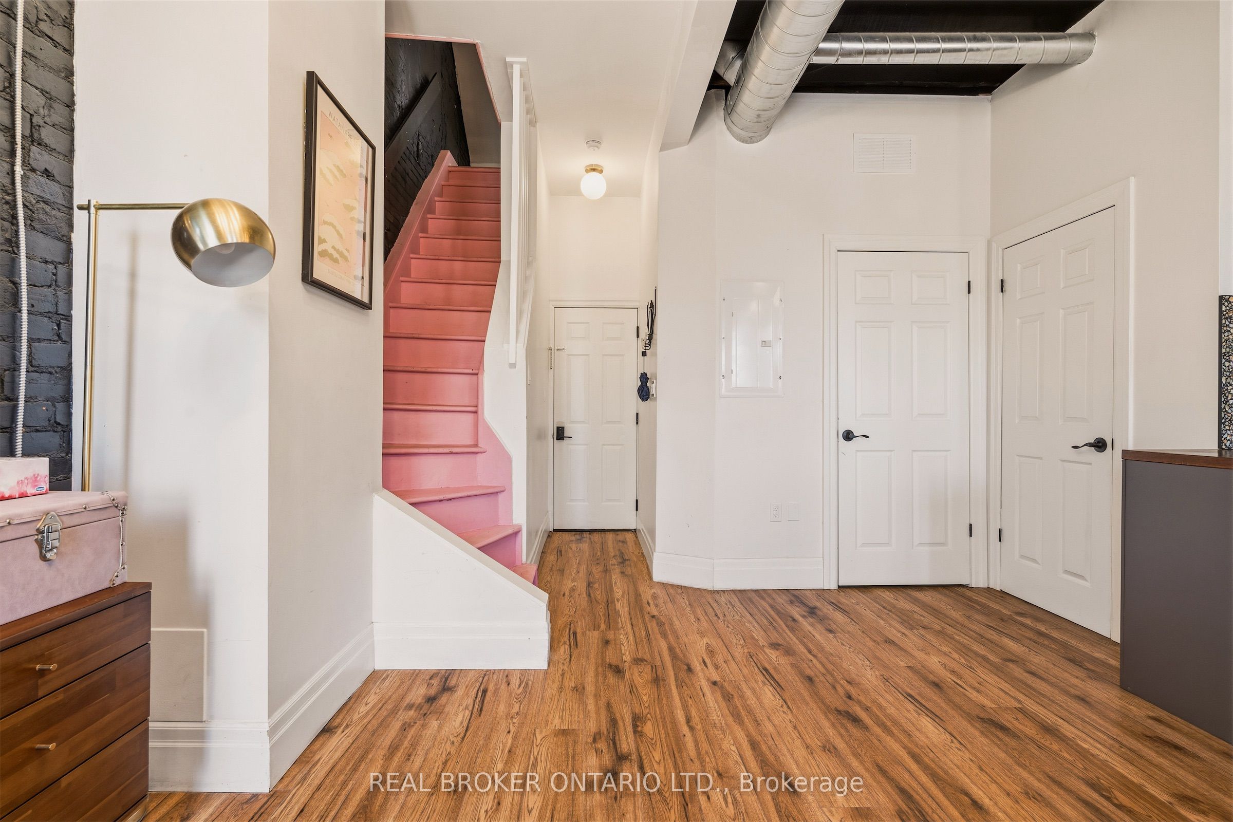158 Hunter Street E Property Photo 5