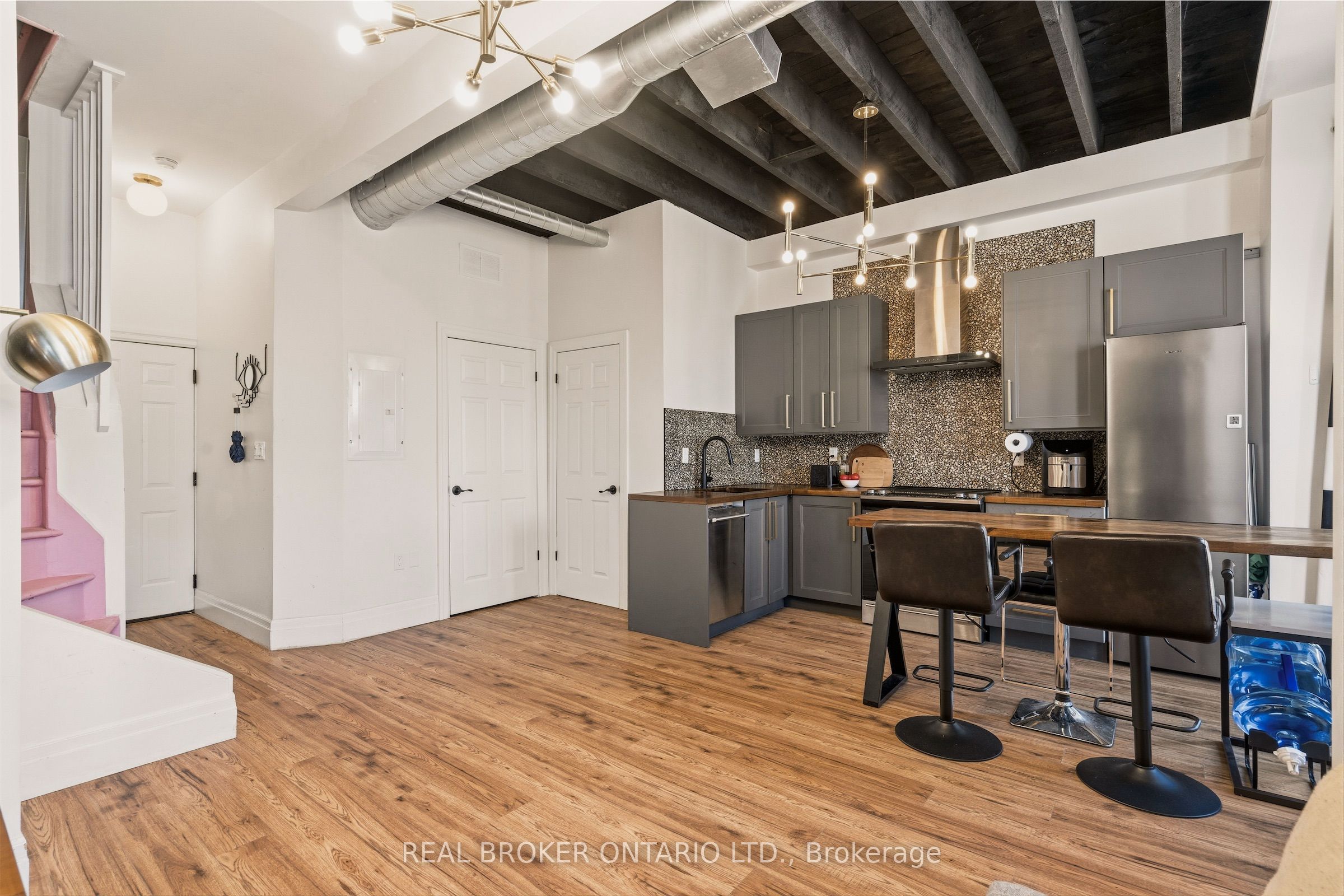 158 Hunter Street E Property Photo 8