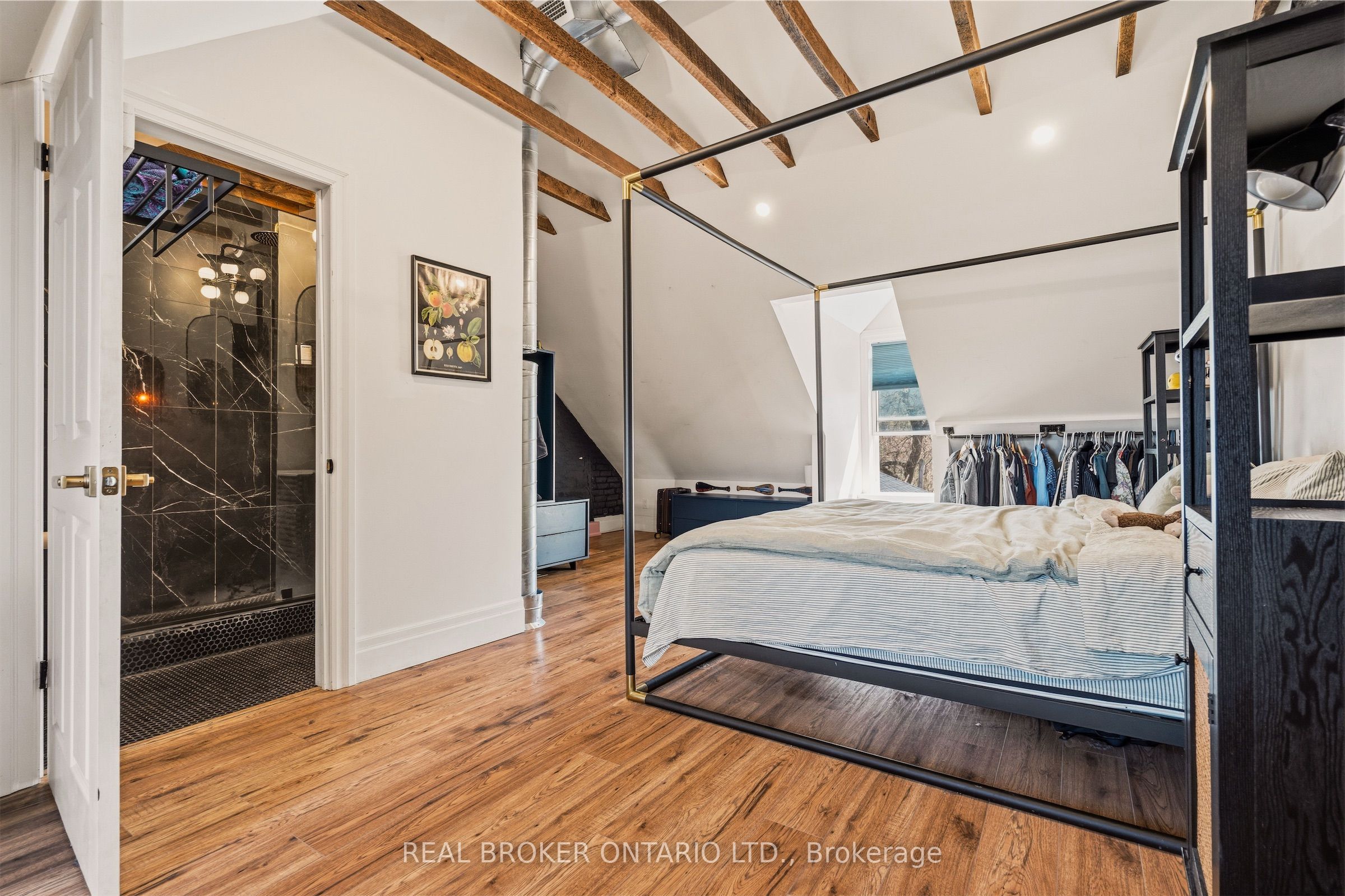 158 Hunter Street E Property Photo 12