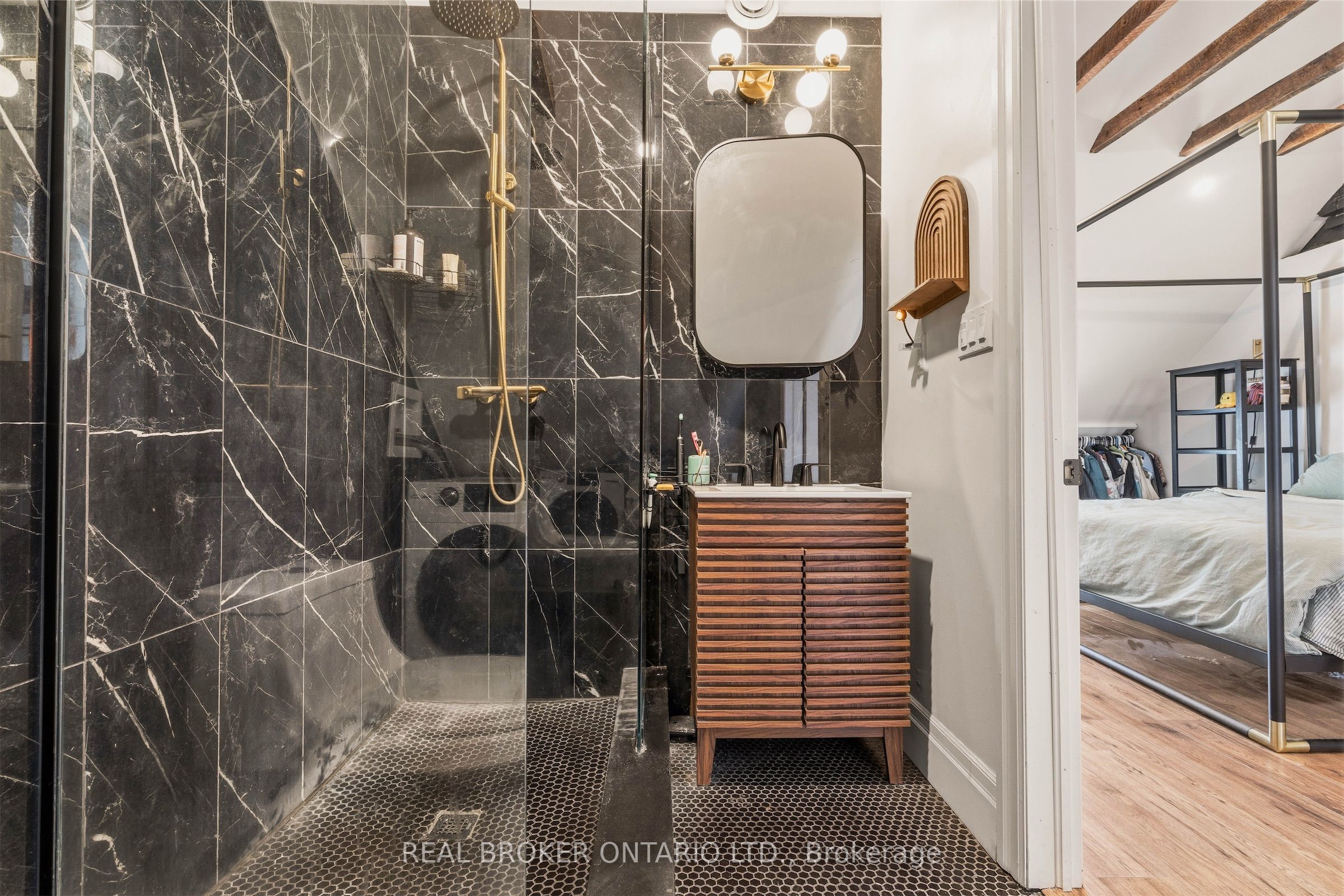 158 Hunter Street E Property Photo 13