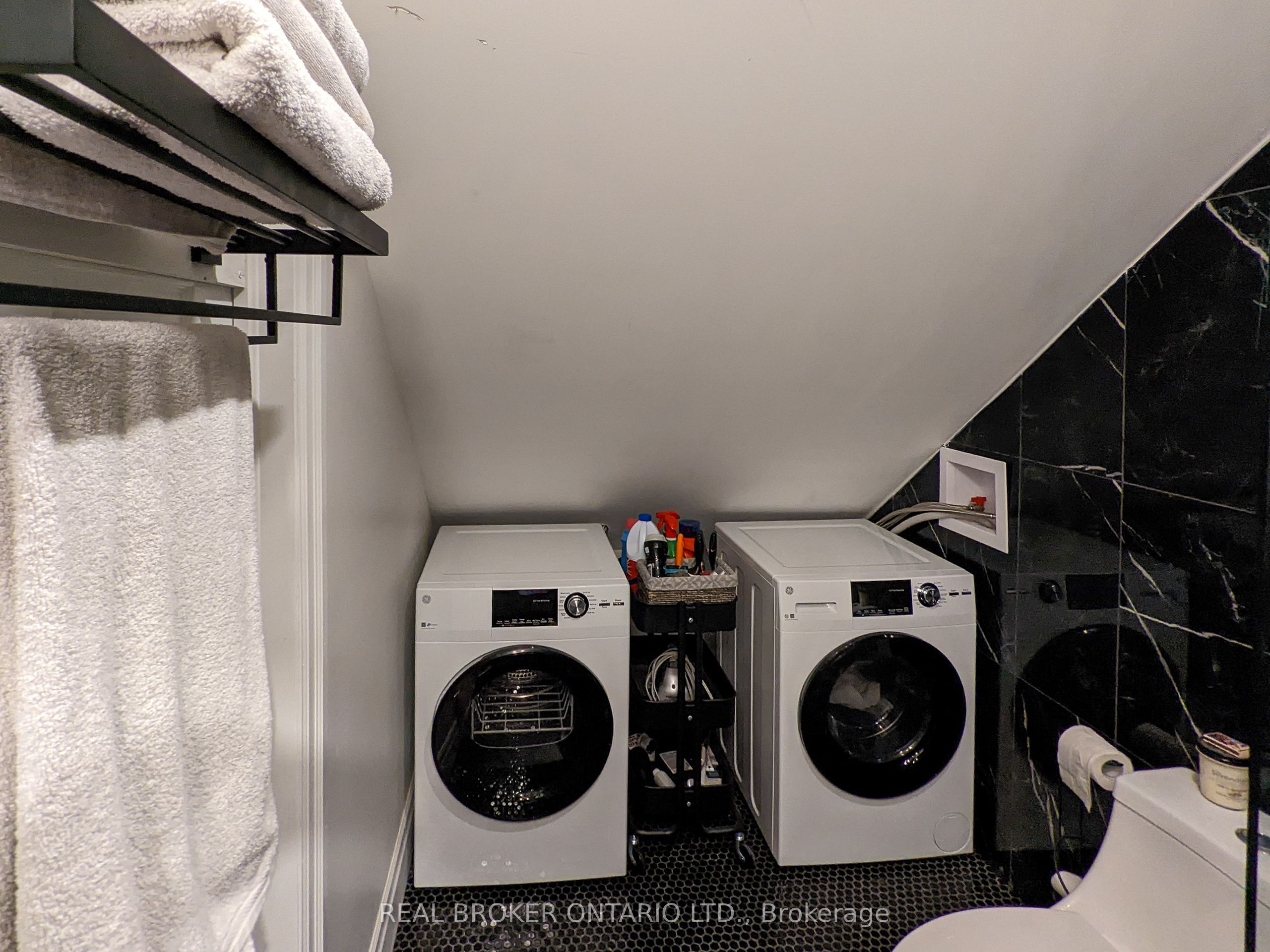 158 Hunter Street E Property Photo 14