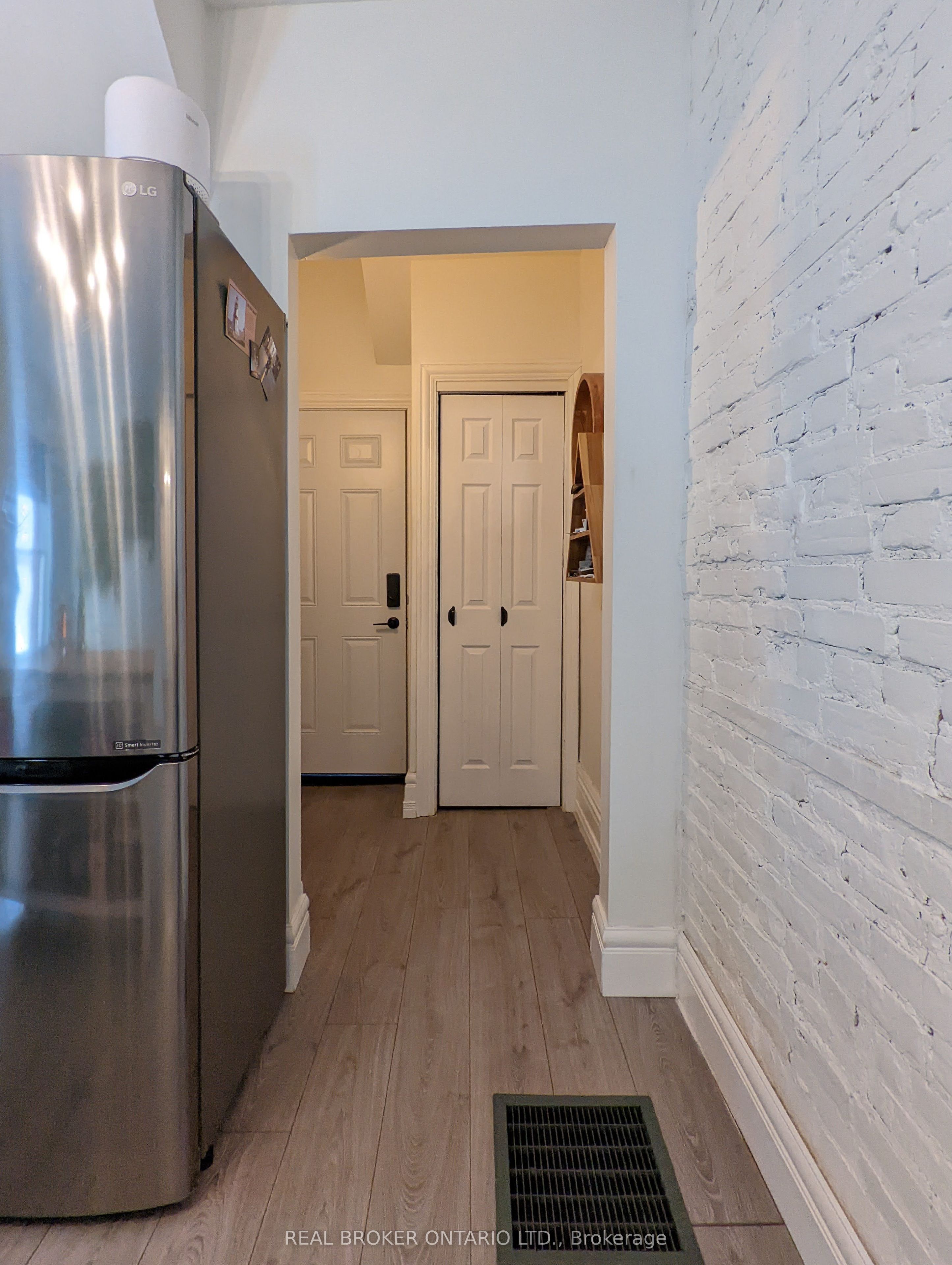 158 Hunter Street E Property Photo 25