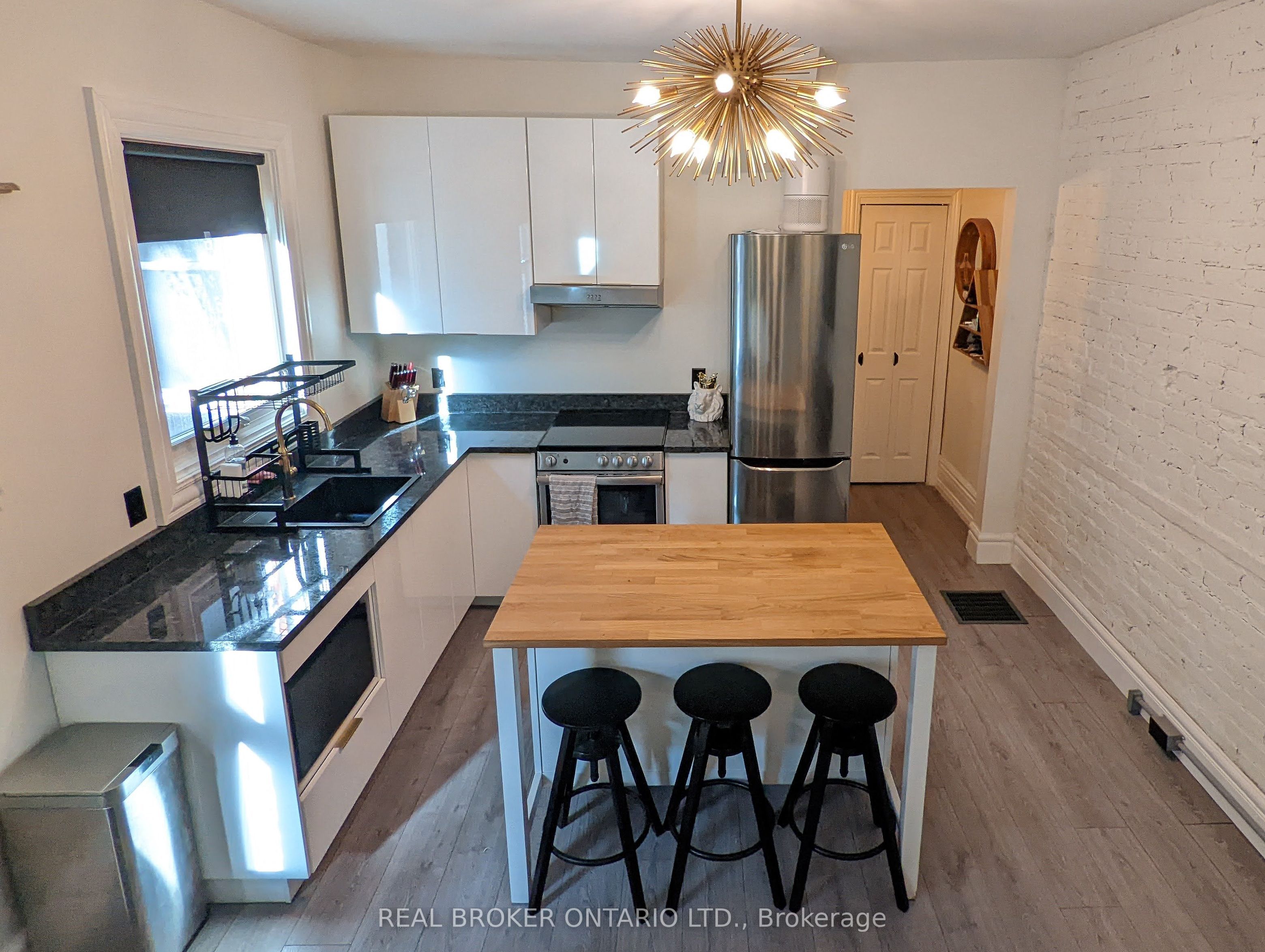 158 Hunter Street E Property Photo 26