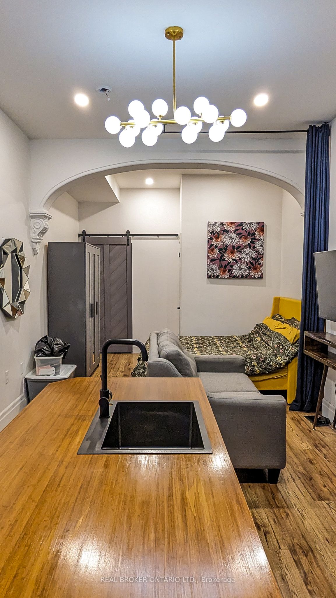 158 Hunter Street E Property Photo 40