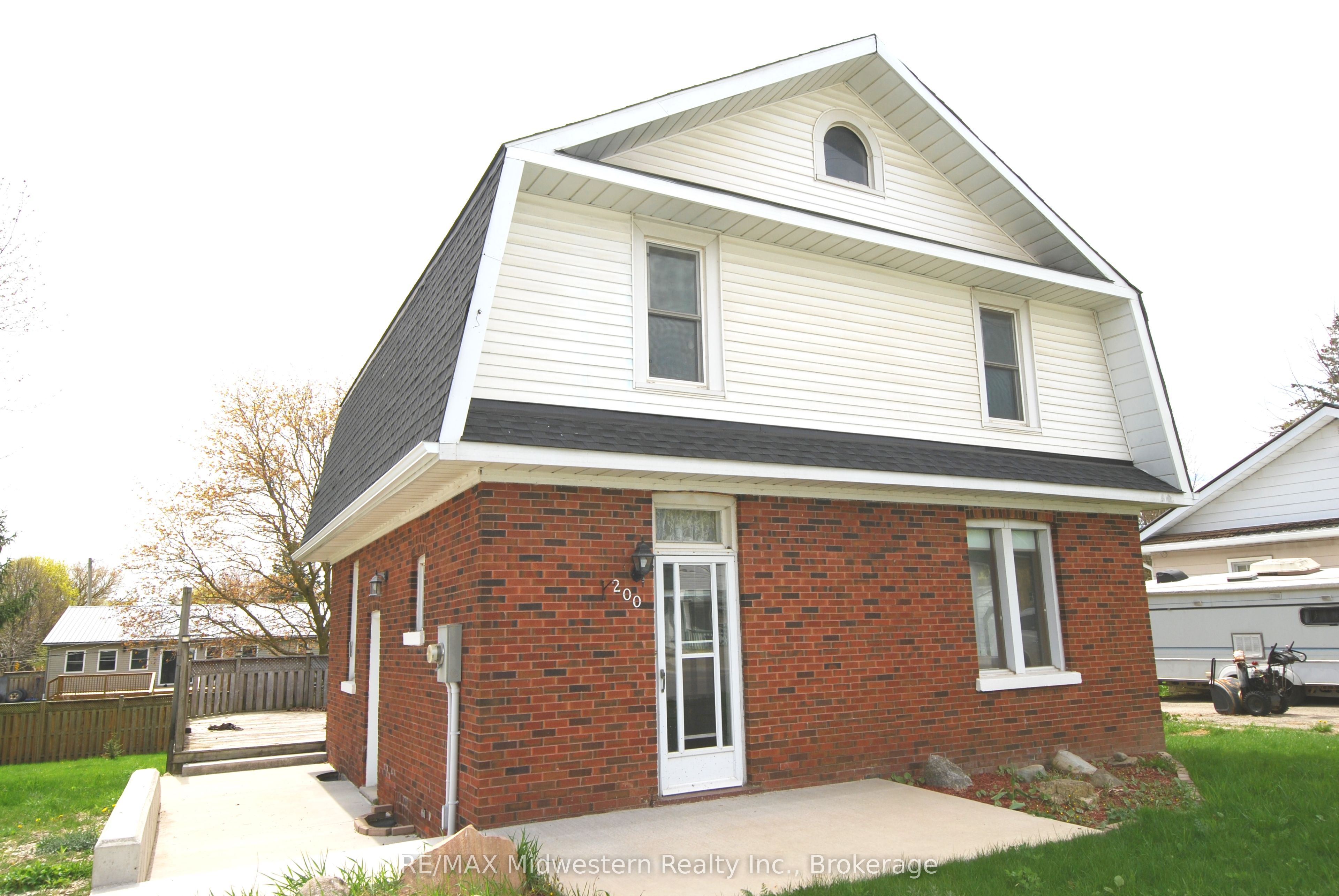 200 Elora Street S Property Photo 1