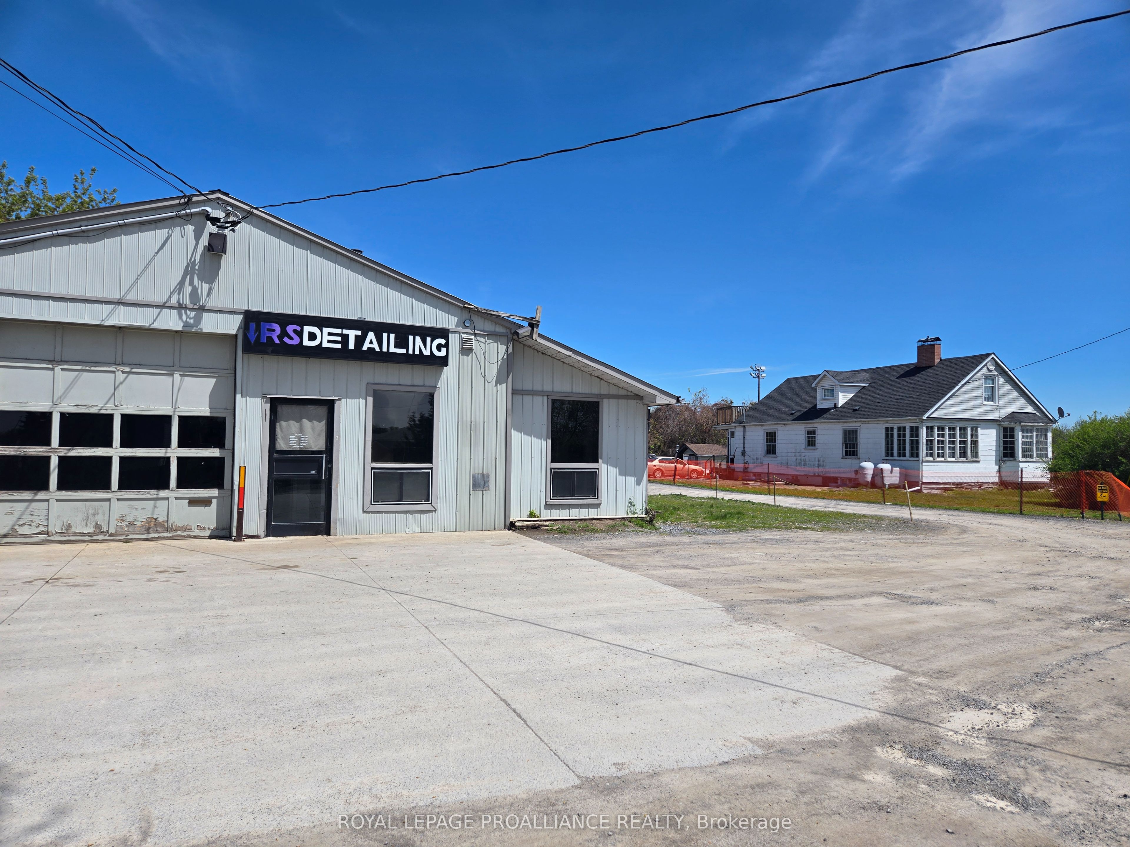 323 Dundas Street E