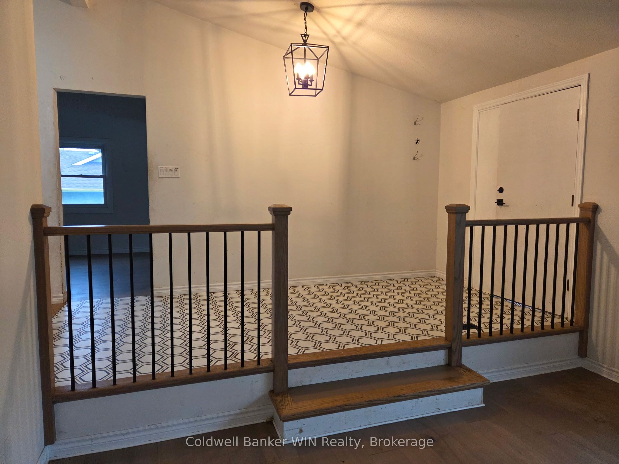 456 Queen Street W Property Photo 6