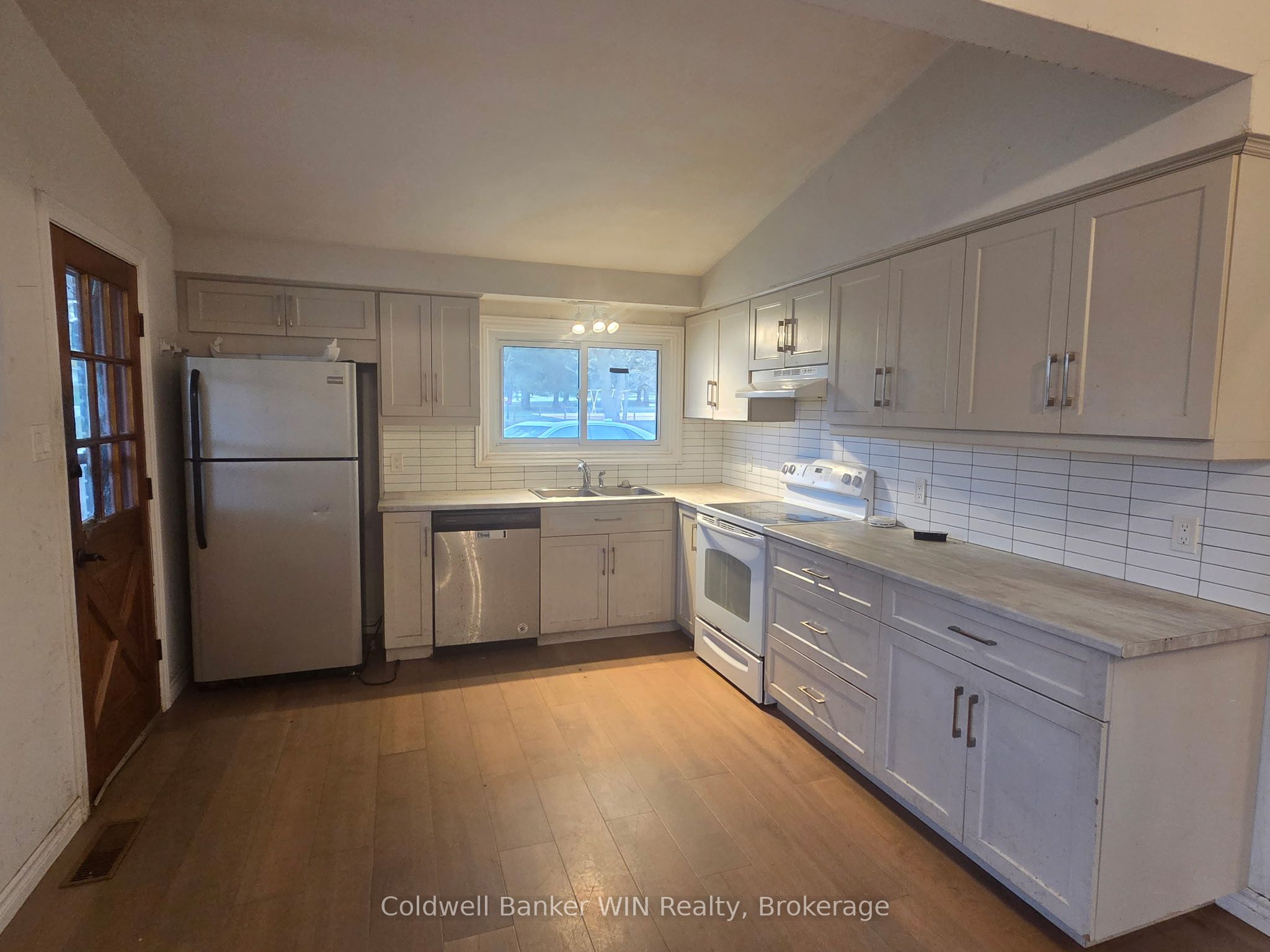 456 Queen Street W Property Photo 19