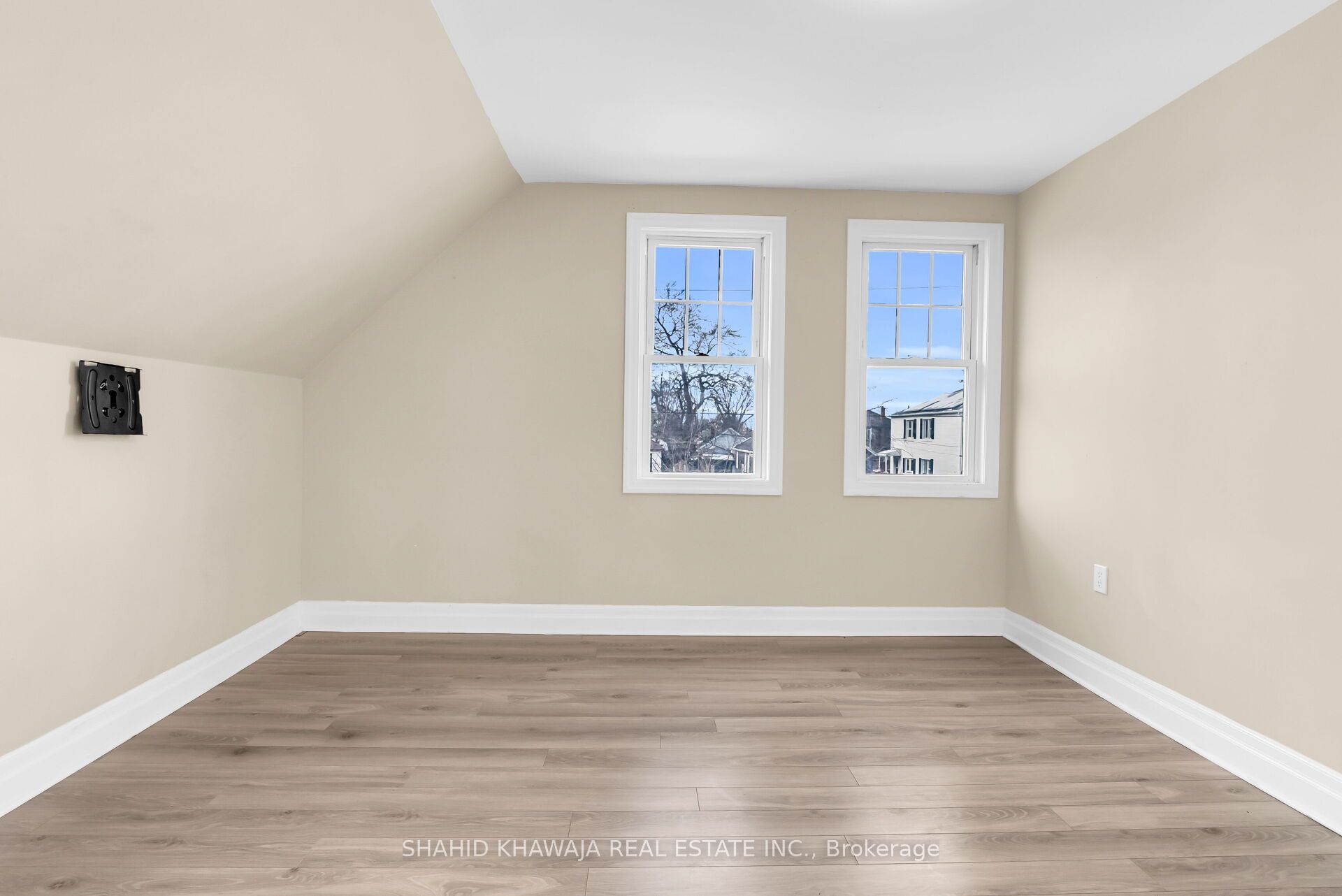 22 Lyons Avenue Property Photo 37